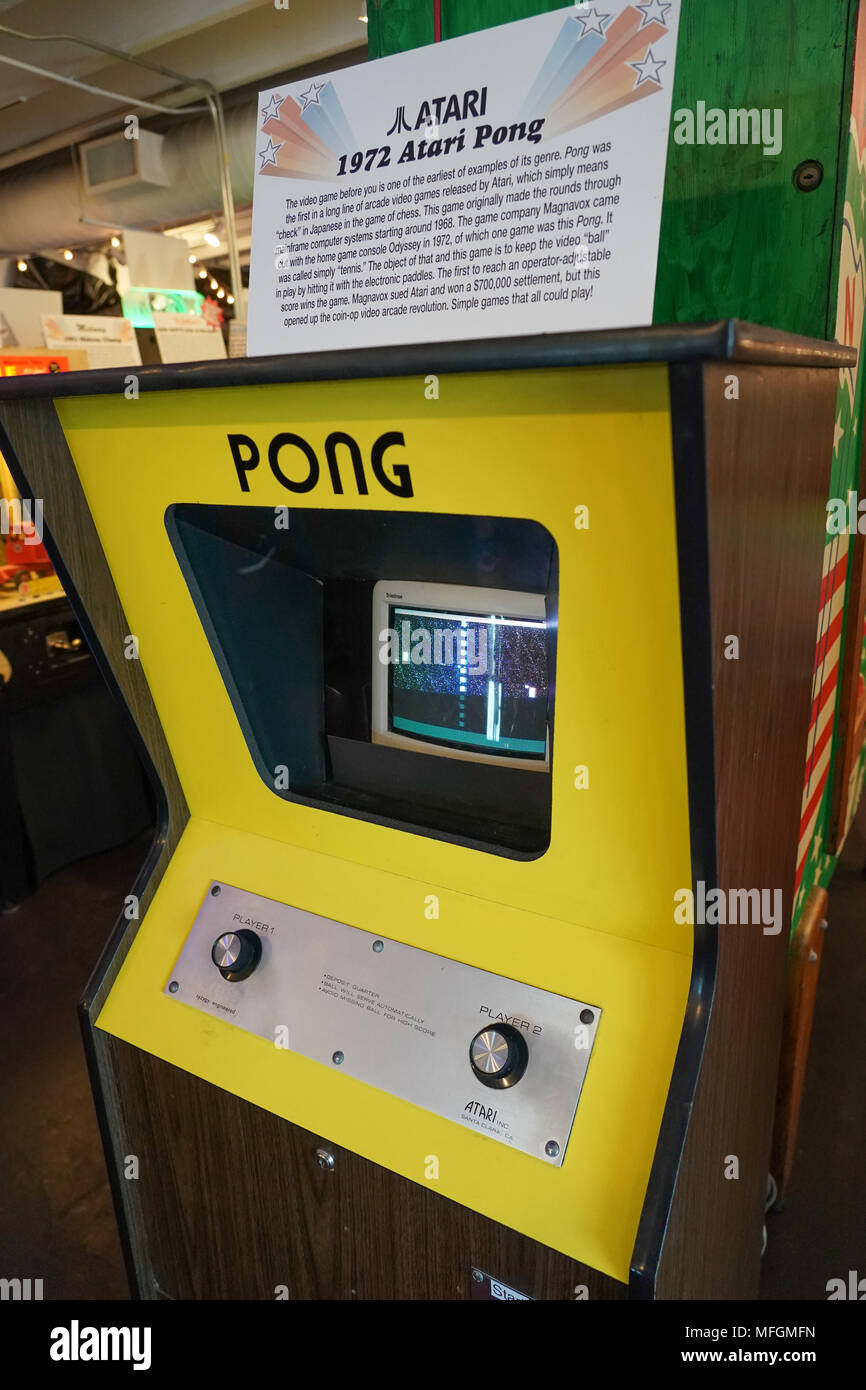 Un 70s pong gioco elettronico in un divertimento arcade in Asbury Park, New Jersey, negli Stati Uniti. Da una serie di foto di viaggio negli Stati Uniti Foto Stock