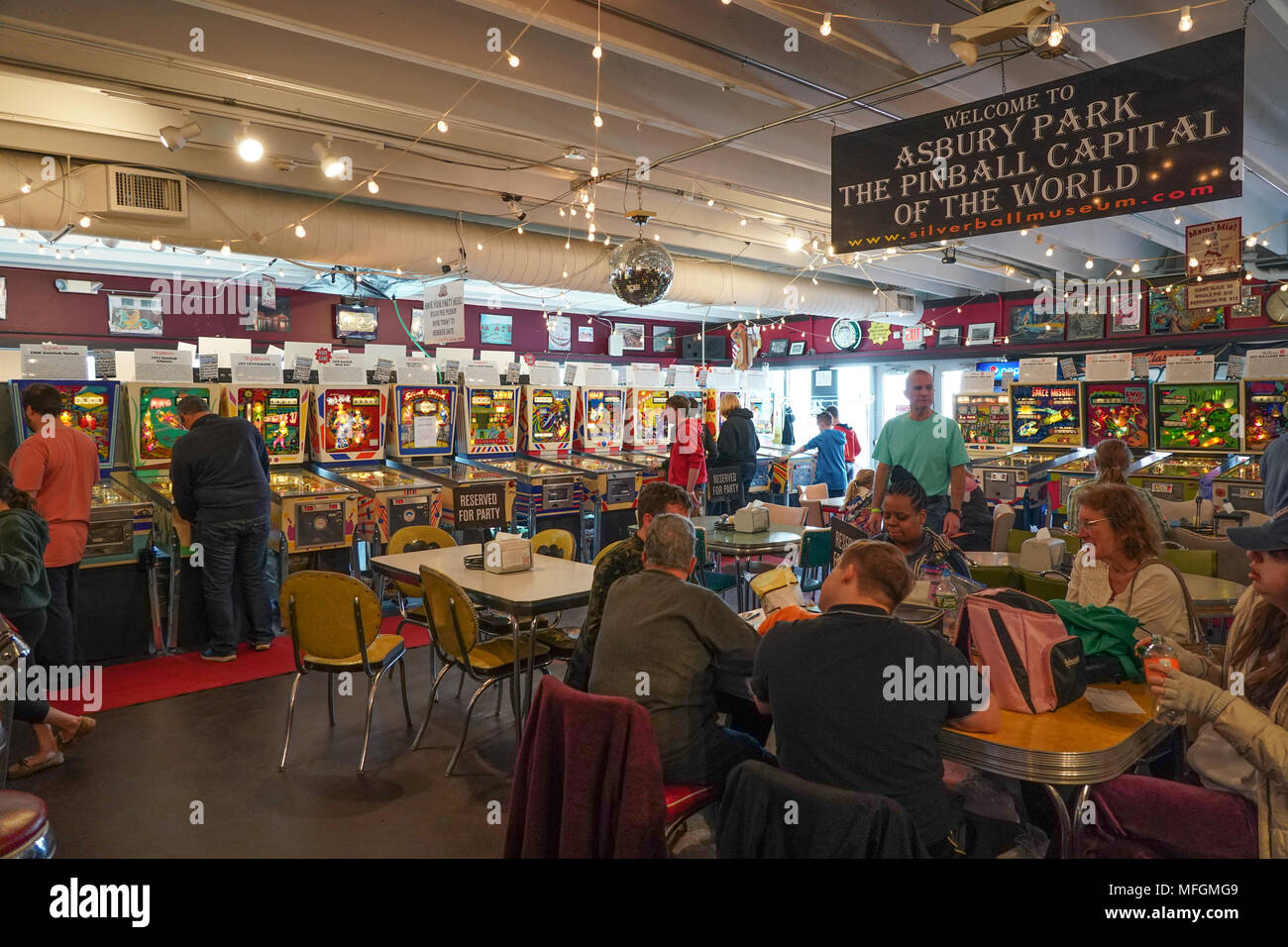 Un flipper divertimento arcade in Asbury Park, New Jersey, negli Stati Uniti. Da una serie di foto di viaggio negli Stati Uniti. Data foto: Wednesda Foto Stock