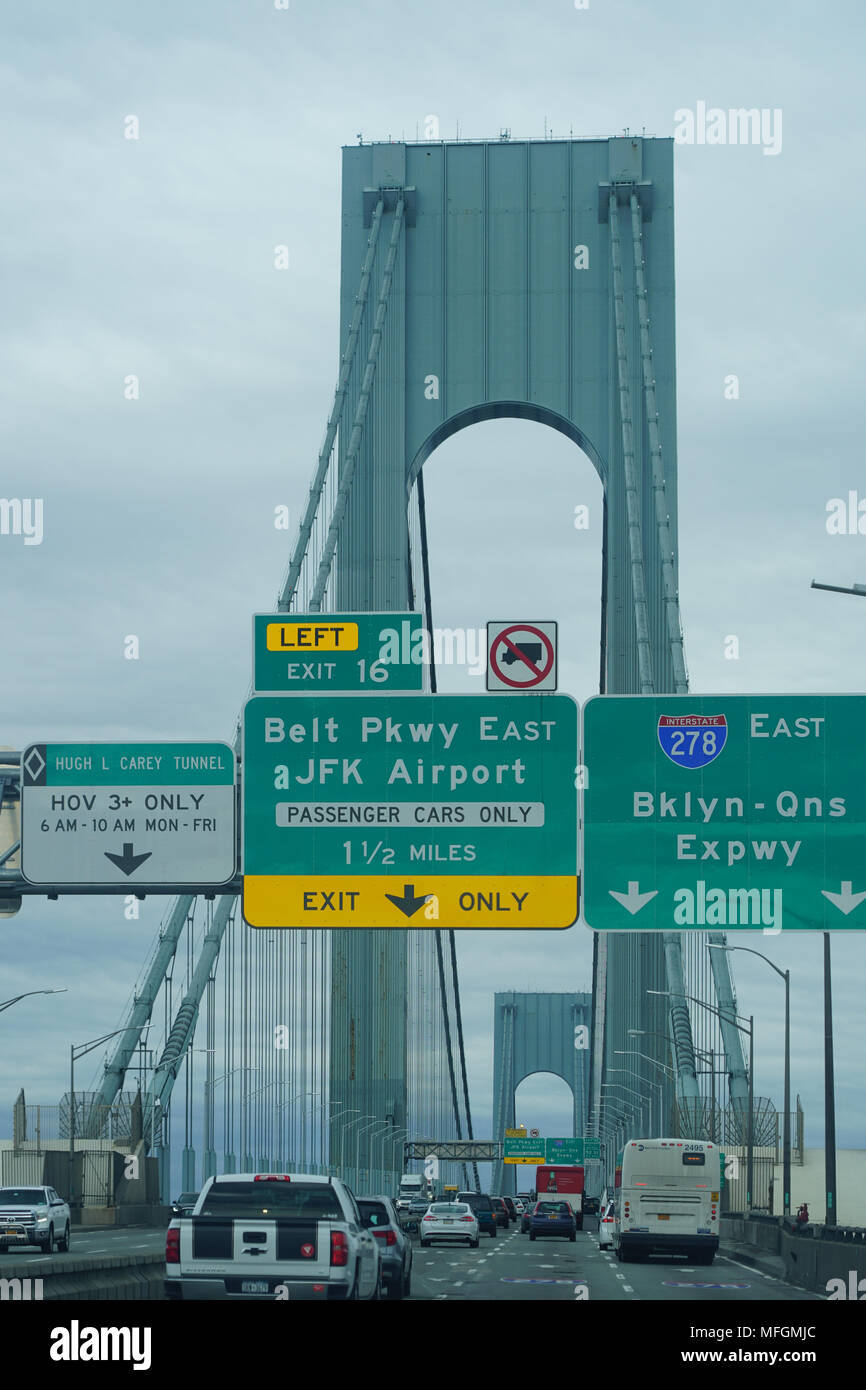 Una vista del Verrazano-Narrows ponte che collega Staten Island con Brooklyn, negli Stati Uniti. Da una serie di foto di viaggio nel regno Stat Foto Stock