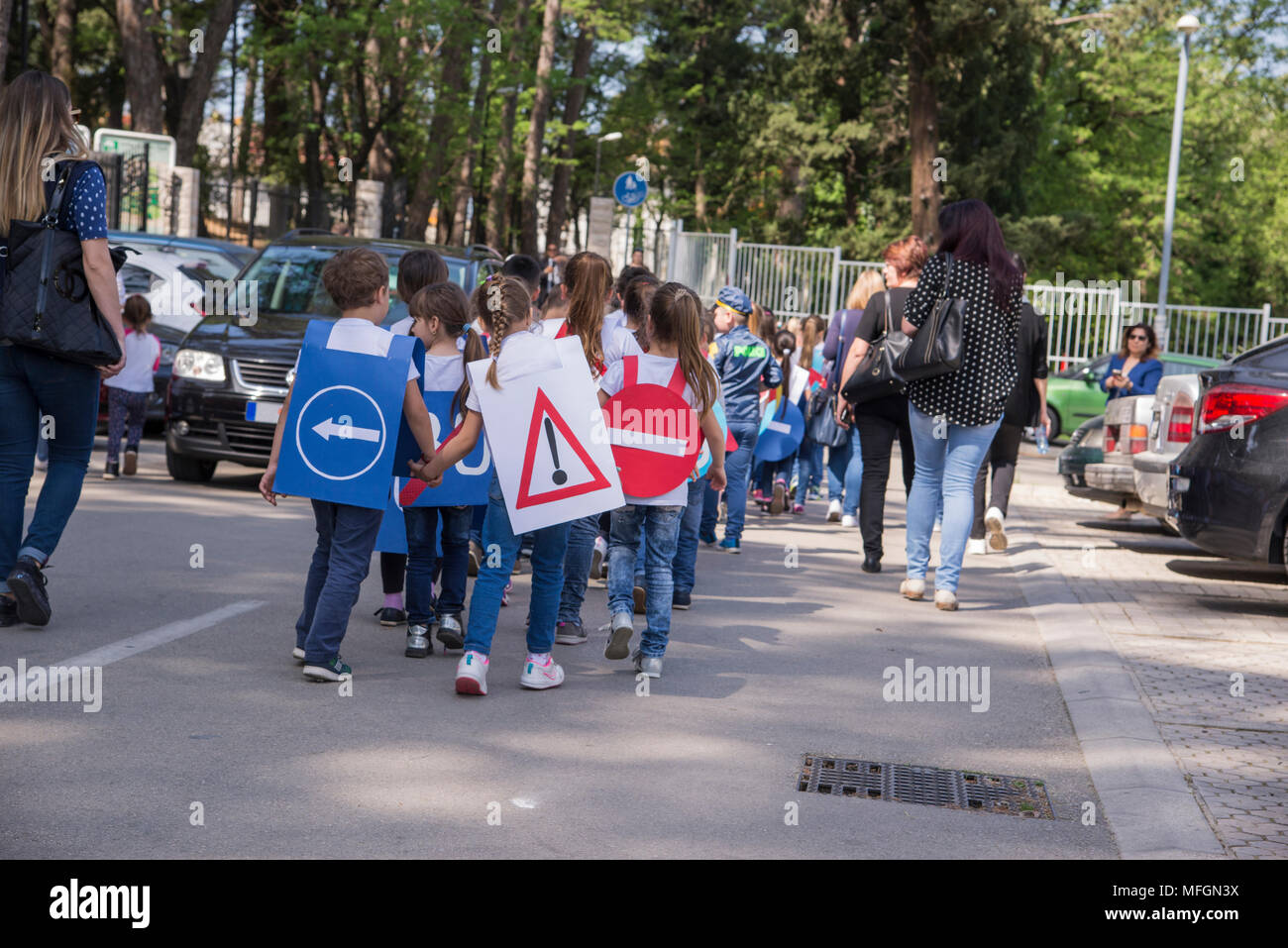 Classe scolastica va al carnevale di costumi della segnaletica stradale.  Montenegro Foto stock - Alamy