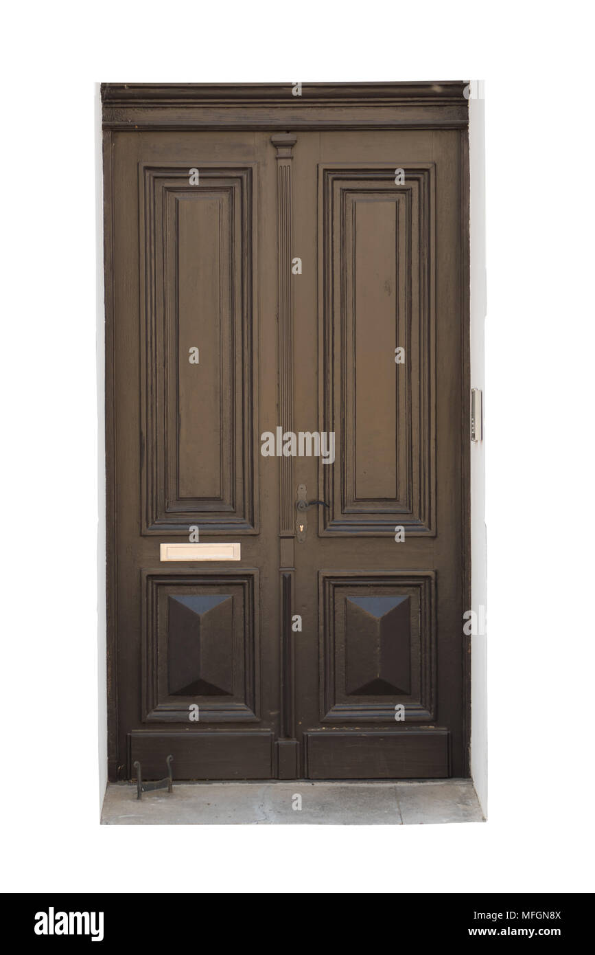 Vecchio scolpita in legno marrone porta isolata su sfondo bianco, superficie. Abitazione o edificio dettagli esterni e decorazione. Il vecchio e il retro della porta in legno Foto Stock