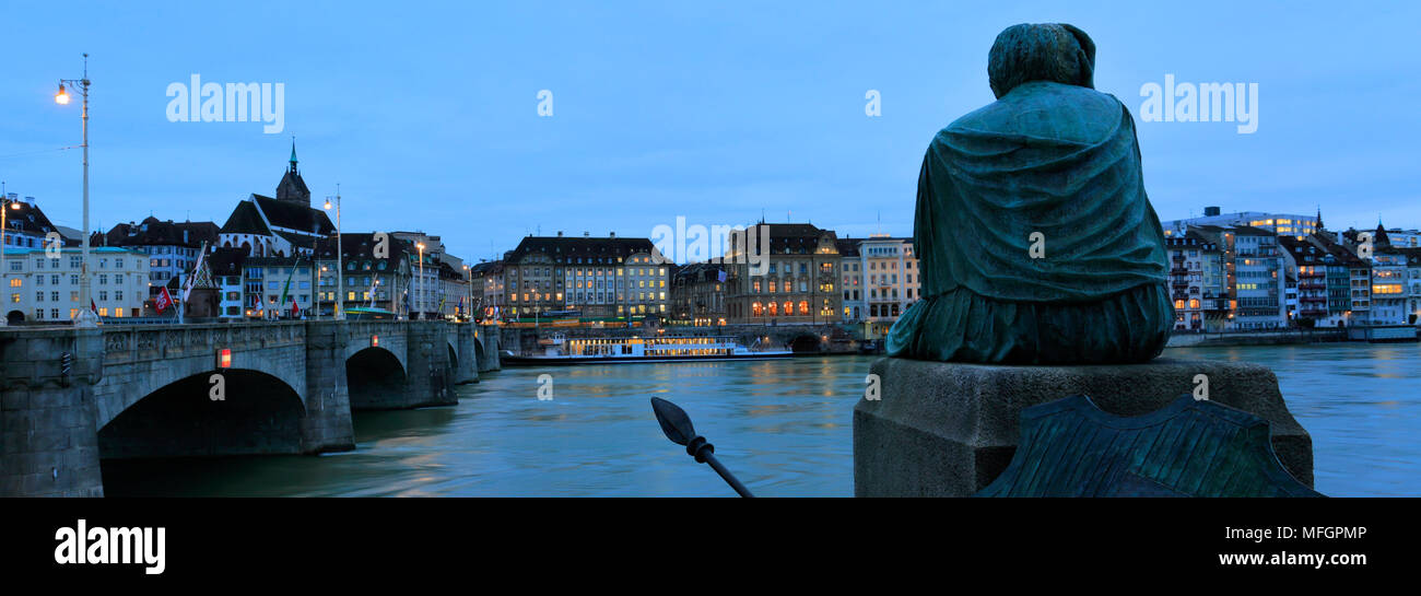 Crepuscolo, la statua di Helvetia, Mittlere Brücke ponte, sul fiume Reno, la città di Basilea, il Cantone di Basilea Città, Svizzera, Europa Foto Stock