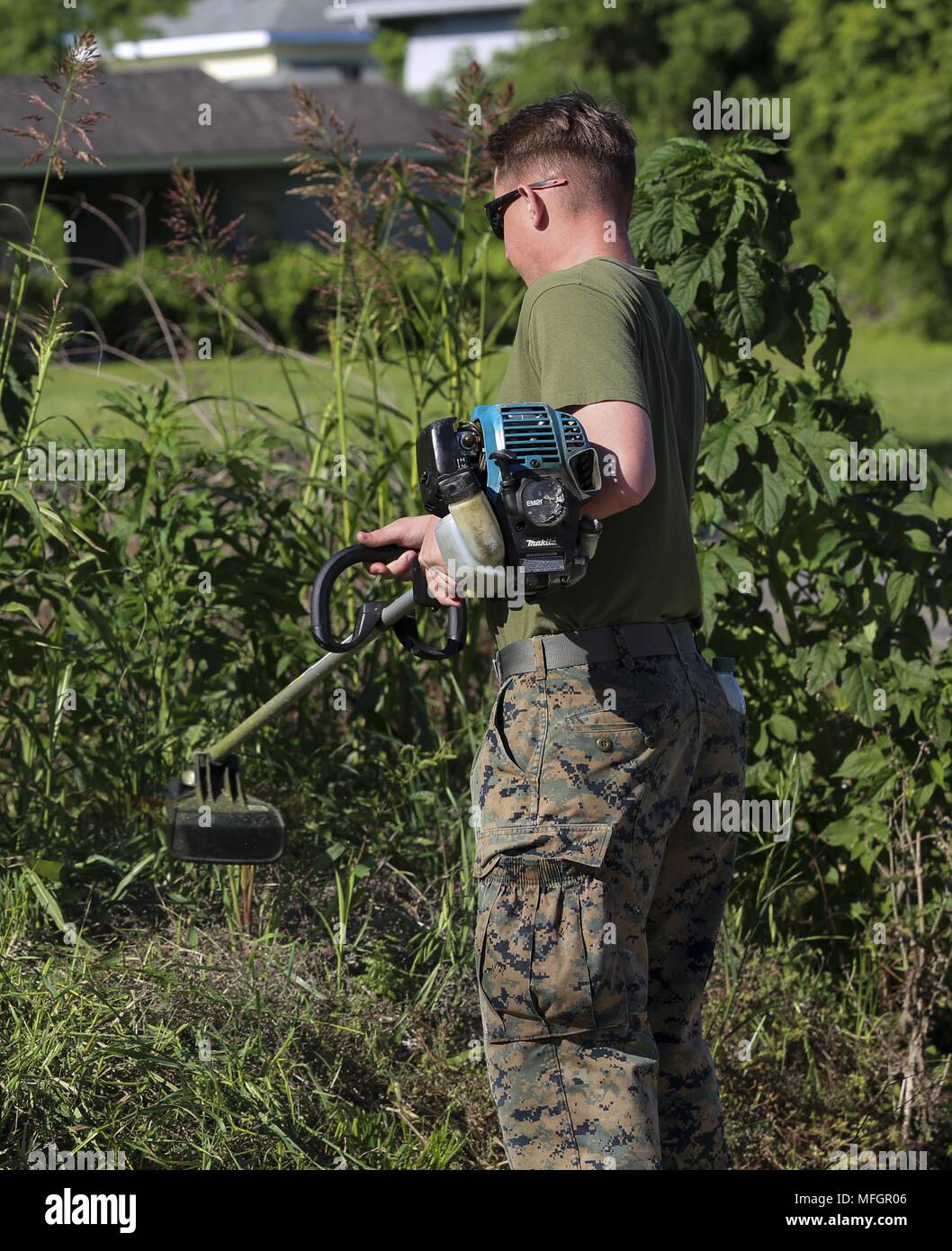 Caporale Jeremy King, un tiratore con seconda luce corazzato battaglione di ricognizione, conduce il paesaggio durante una relazioni comunitarie evento, Aprile 23, 2018, 23 aprile 2018. Durante la settimana della marina di New Orleans, Marines e marinai sono dedicati a supportare le comunità. (U.S. Marine Corps photo by Lance Cpl. Samuel Lyden). () Foto Stock