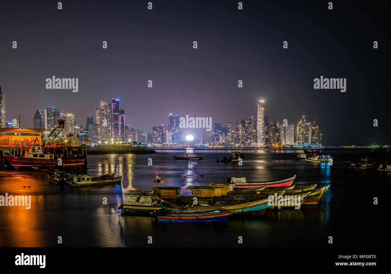 Panama City, Panama - marzo 2018: Skyline e barche di pescatori di notte. Illuminato panorama urbano della città di Panama business district vista dalla barca di fisher har Foto Stock