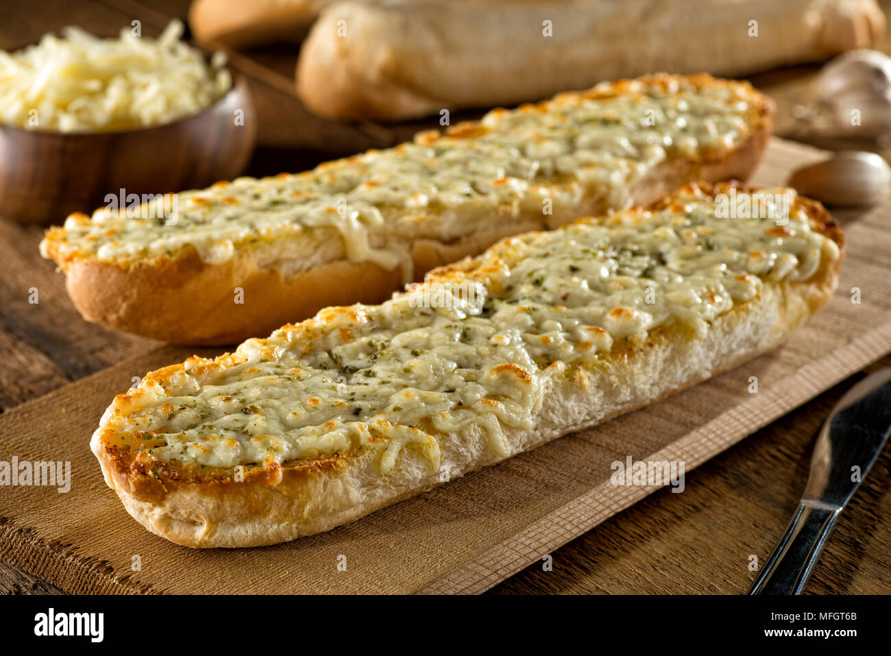 Tostato delizioso pane all'aglio con la mozzarella formaggio ed erbe aromatiche. Foto Stock