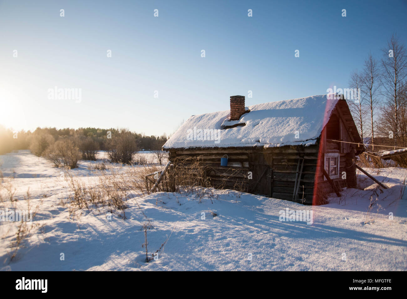 In inverno il paesaggio assolato nel villaggio russo Foto Stock