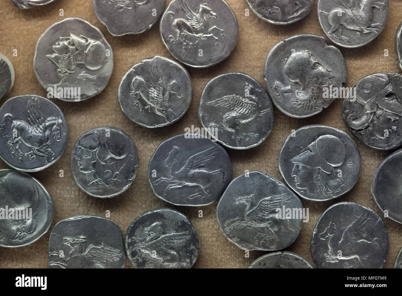 IconsGr Portachiavi Grecia Antica Con Moneta - Ercole E Pegaso - Fatto A Mano In Zama, Colore Oro - 3