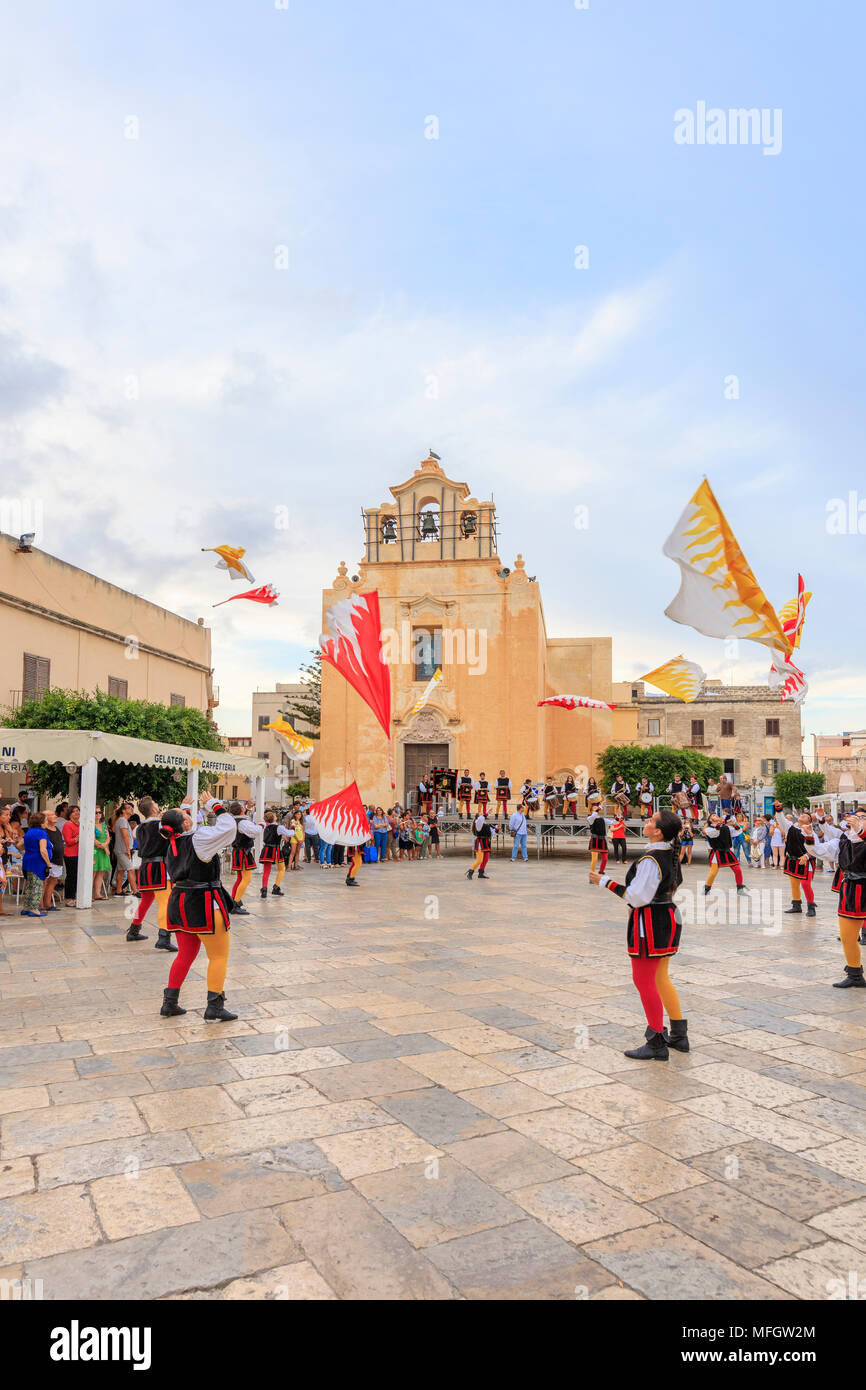 Costumi tradizionali e bandiere, l'isola di Favignana, Isole Egadi, provincia di Trapani, Sicilia, Italia, Europa Foto Stock