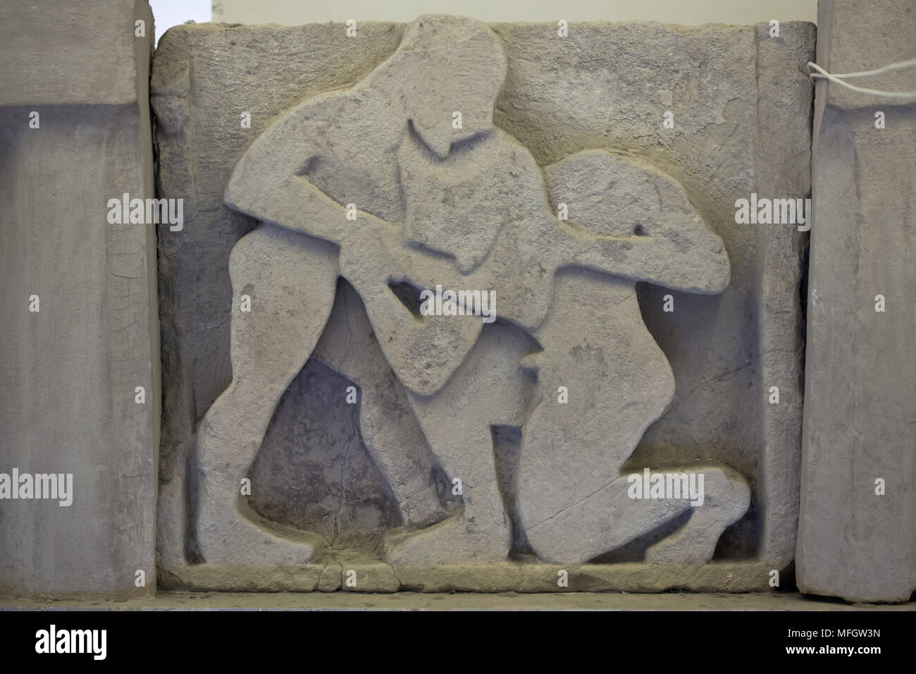 Eracle lotta Antaeus. Arenaria arcaico metopa l Heraion (primo tempio di Hera) a Foce del Sele risalente alla metà del VI secolo a.c. sul display in Paestum Museo Archeologico (Museo archeologico di Paestum) in Paestum, Campania, Italia. Foto Stock