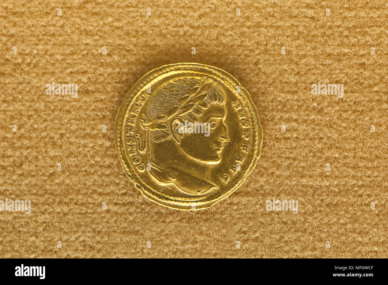 L'imperatore Costantino il Grande raffigurato in età romana golden solidus sul display nel Museo Archeologico Nazionale (Museo Archeologico Nazionale di Napoli) in Napoli, campania, Italy. Roman golden moneta fu coniata in 313-315 annuncio nel regno dell'imperatore romano Costantino I (306-337 d.C.) di Treviri. Foto Stock