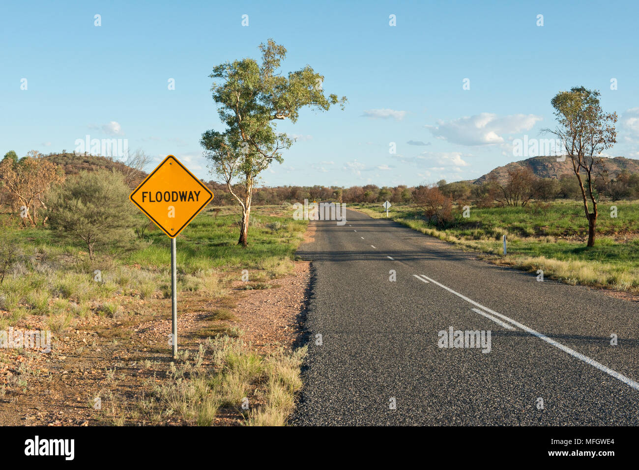 Fllodway segno della statale 6. A ovest di Alice Springs Foto Stock