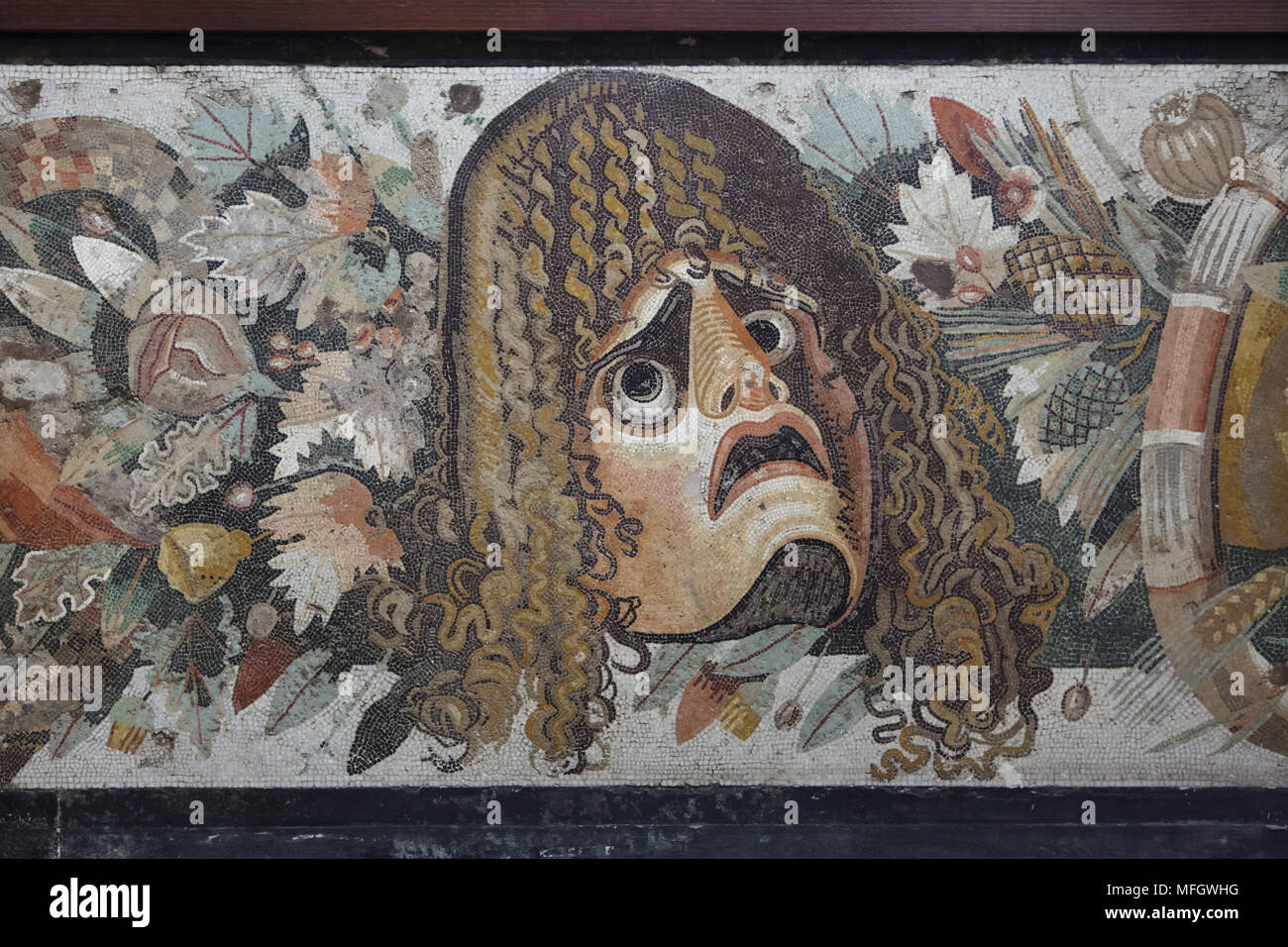 Maschera tragica roma immagini e fotografie stock ad alta risoluzione -  Alamy