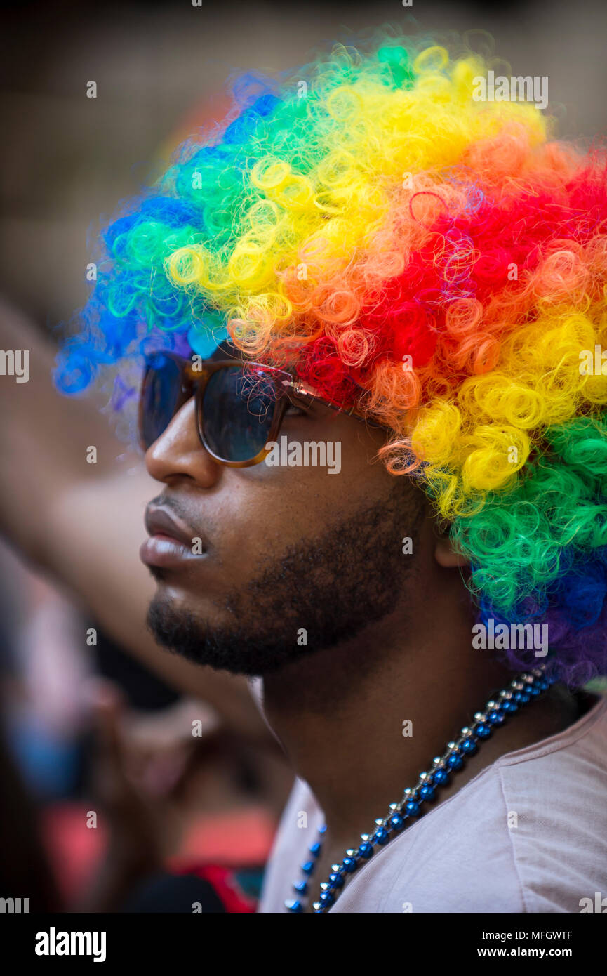 NEW YORK CITY - Giugno 25, 2017: sostenitore in un arcobaleno di afro wig sugli spalti dell annuale Pride Parade mentre passa attraverso il Greenwich Village. Foto Stock