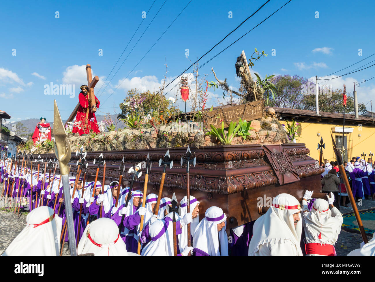 Processione del Venerdì santo per le strade di Antigua durante la Settimana Santa 2017, Antigua, Guatemala, America Centrale Foto Stock