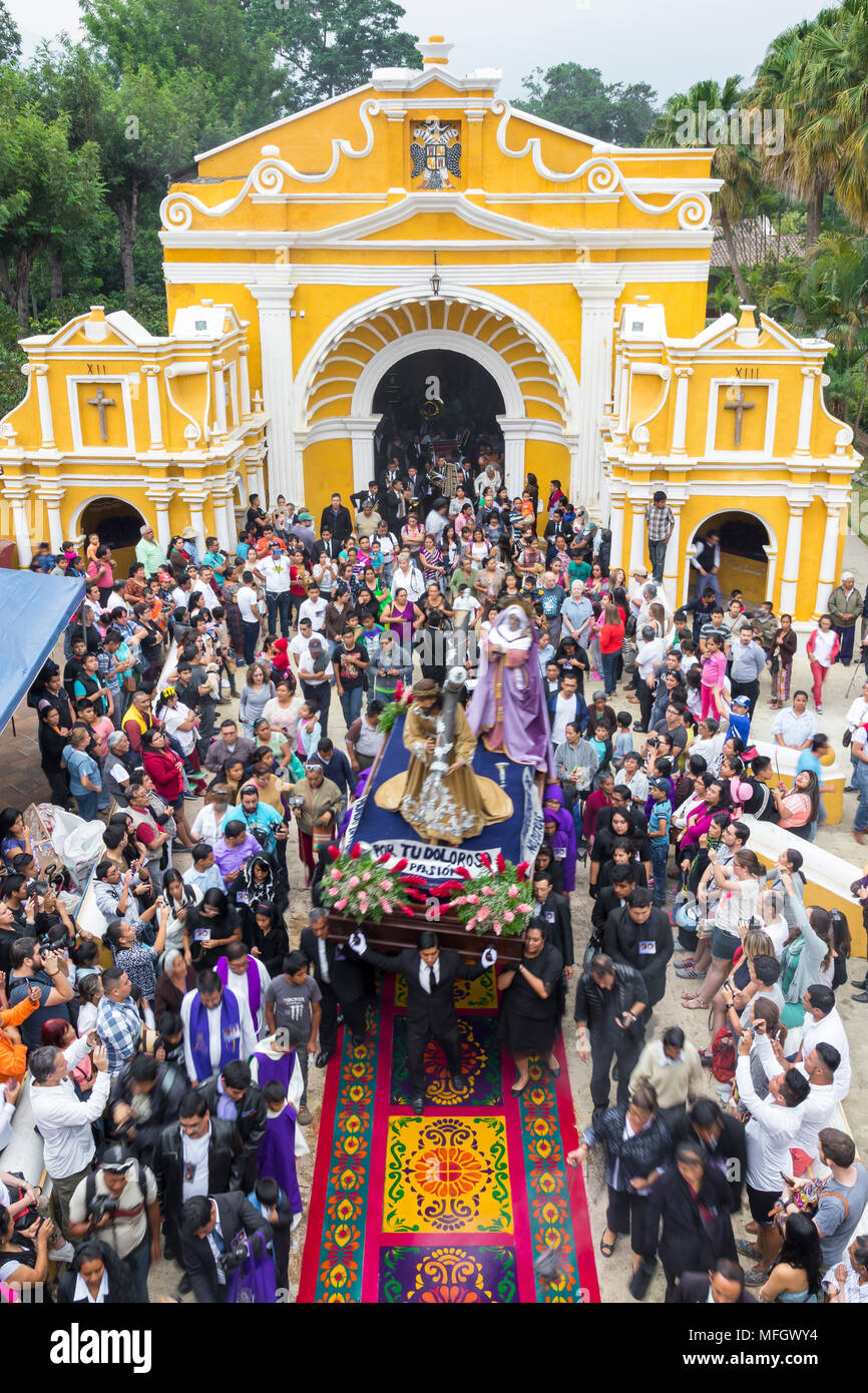 Ad alto angolo di visione oltre il Martedì Santo Processione lasciando la cappella El Calvario vicino a Antigua durante la Settimana Santa 2017, Antigua, Guatemala Foto Stock