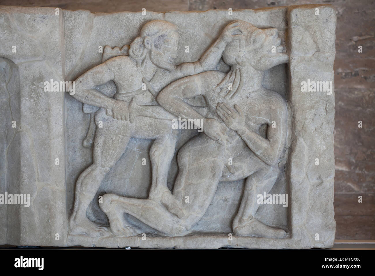 Eracle uccide Alcyoneus. Arenaria arcaico metopa l Heraion (primo tempio di Hera) a Foce del Sele risalente alla metà del VI secolo a.c. sul display in Paestum Museo Archeologico (Museo archeologico di Paestum) in Paestum, Campania, Italia. Foto Stock