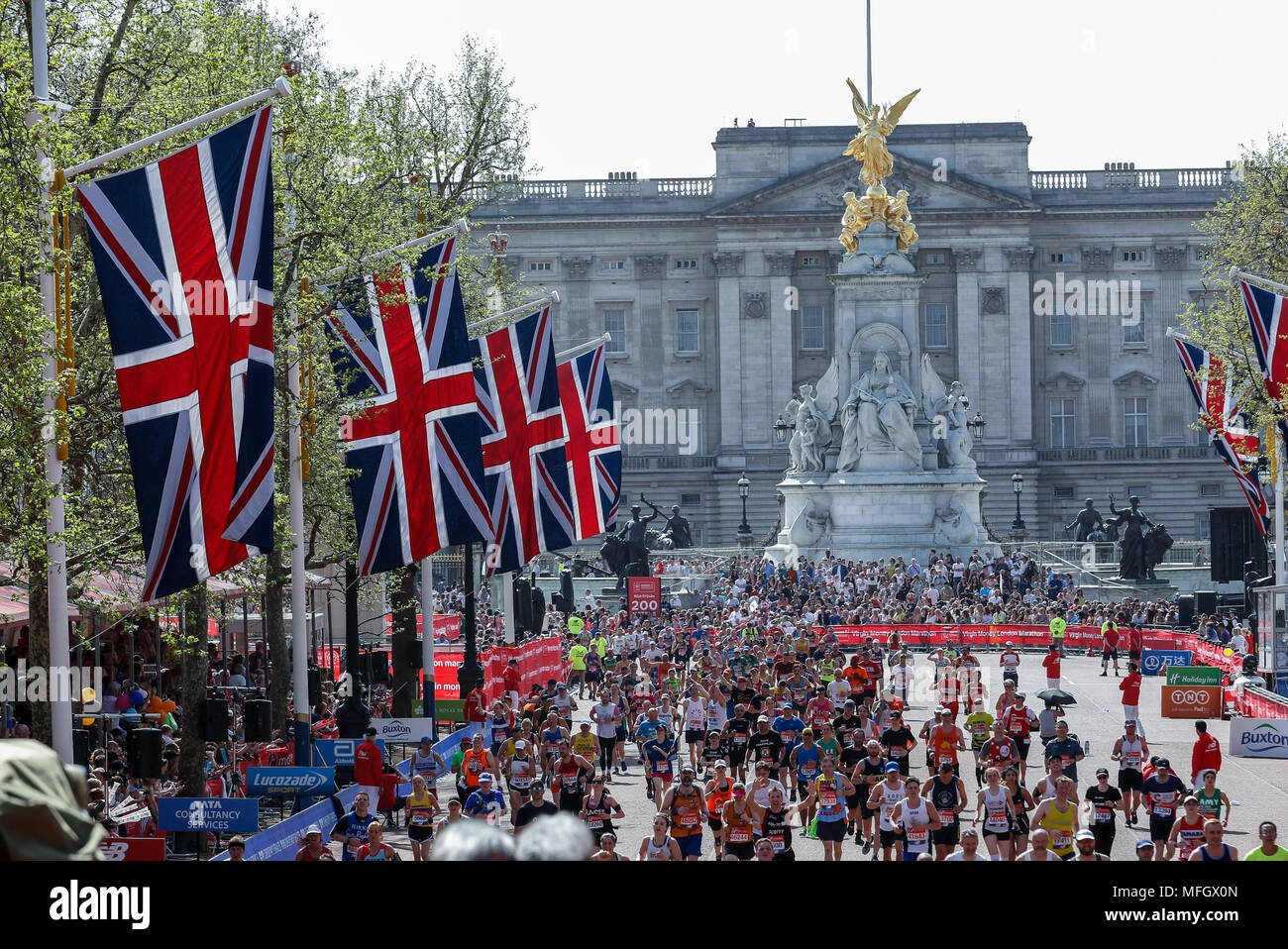 Guide di scorrimento della massa gara durante la Vergine denaro maratona di Londra a Londra in Inghilterra il 22 aprile 2018. Foto Stock