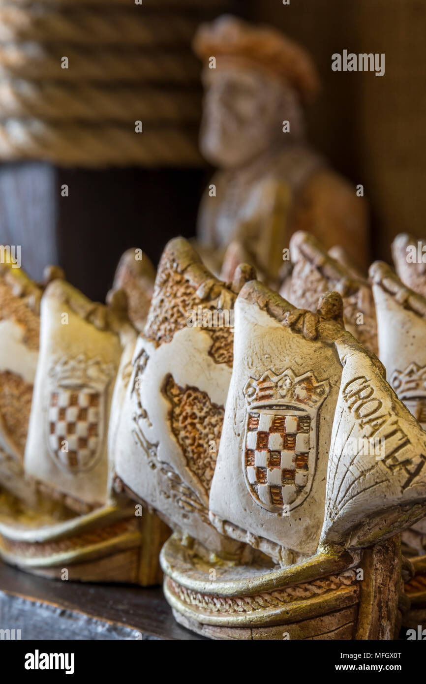 Tipici souvenir in un Marco Polo Shop nella città di Korcula, il presunto  luogo di nascita di Marco Polo, Korcula Croazia, Europa Foto stock - Alamy