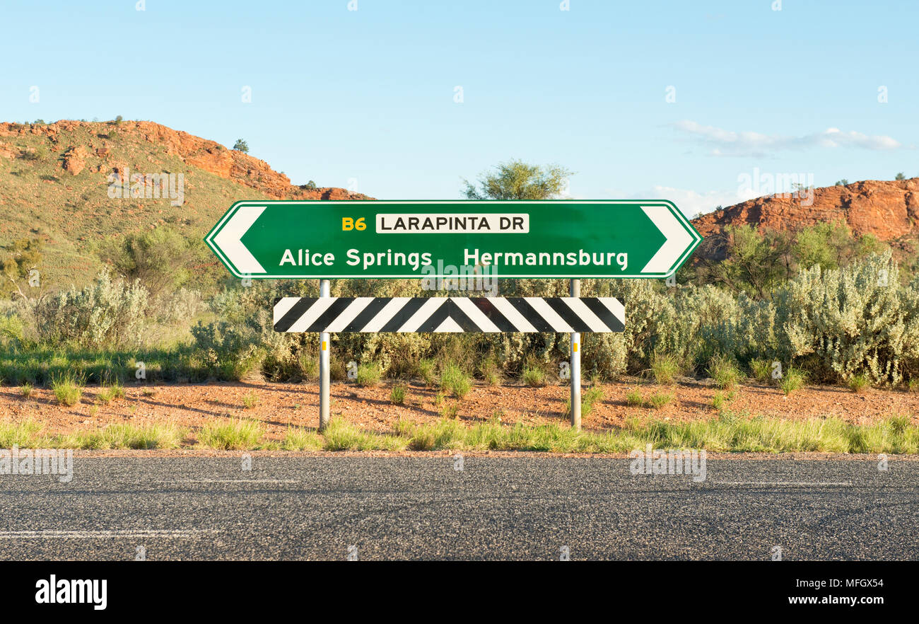 Alice Springs a Hermannsburg cartello stradale. Larapinta Drive. Autostrada statale 6. Foto Stock