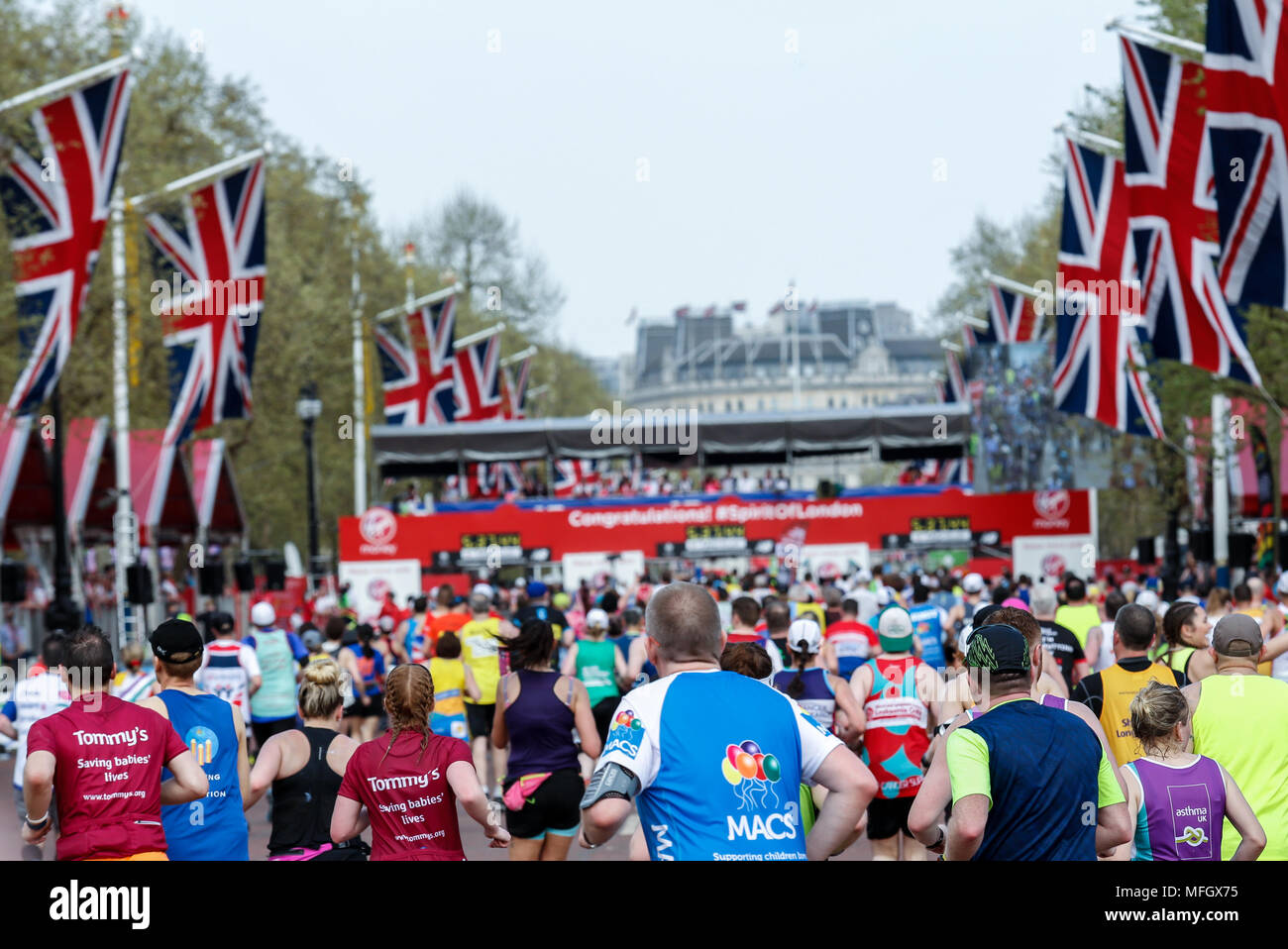 Guide di scorrimento della massa gara durante la Vergine denaro maratona di Londra a Londra in Inghilterra il 22 aprile 2018. Foto Stock