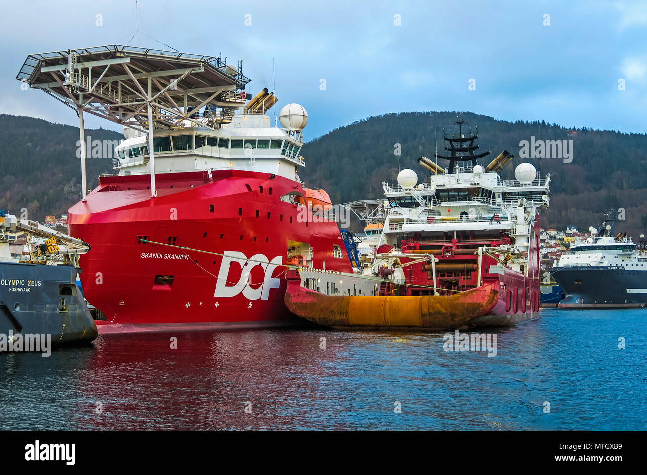 Skandi Skansen elicottero nave di alimentazione e altri energia offshore supporto nel settore navi, Vagen Harbour, Bergen Hordaland, Norvegia e Scandinavia Foto Stock