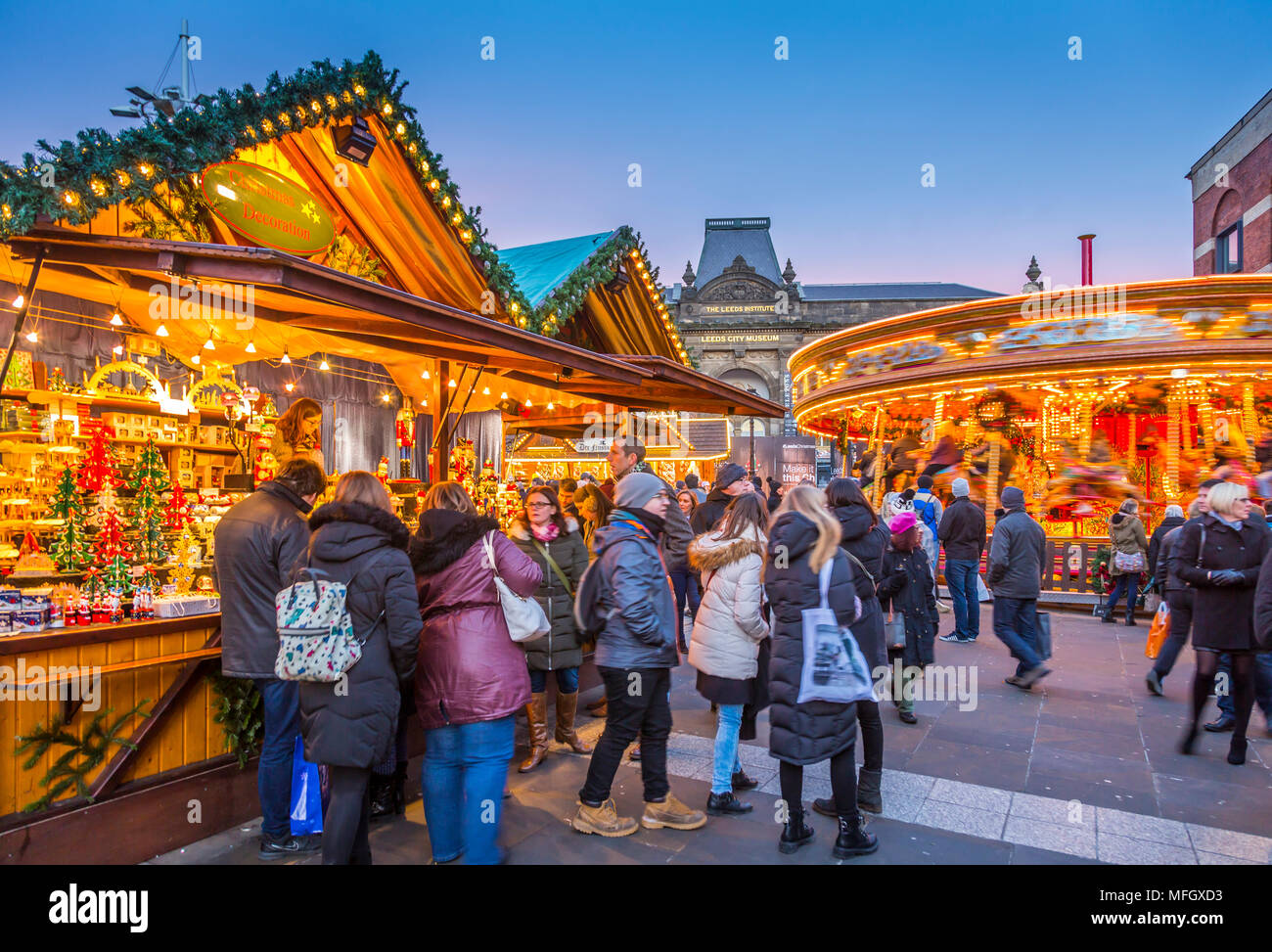 Mercatino di Natale si spegne al Mercato di Natale, Millennium Square, Leeds, Yorkshire, Inghilterra, Regno Unito, Europa Foto Stock