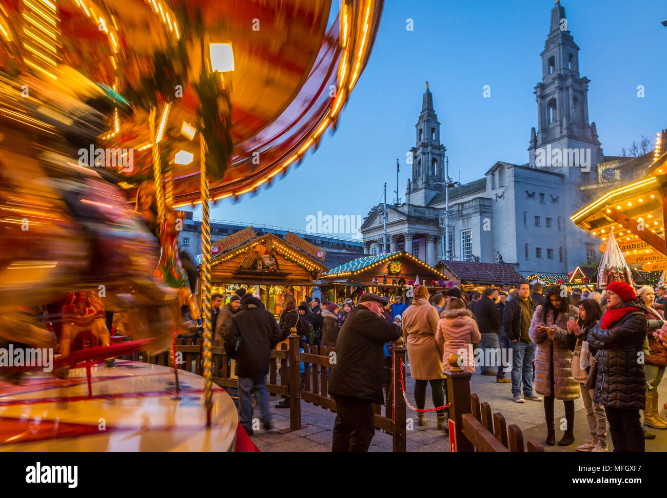 Vista della giostra e mercatino di Natale si spegne al Mercato di Natale, Millennium Square, Leeds, Yorkshire, Inghilterra, Regno Unito, Europa Foto Stock