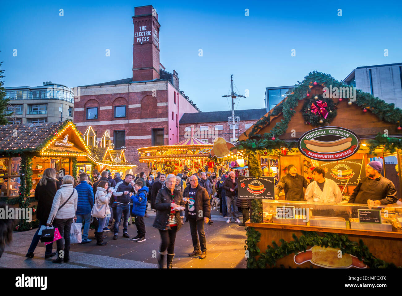 Vista dei visitatori e mercatino di Natale si spegne al Mercato di Natale, Millennium Square, Leeds, Yorkshire, Inghilterra, Regno Unito, Europa Foto Stock