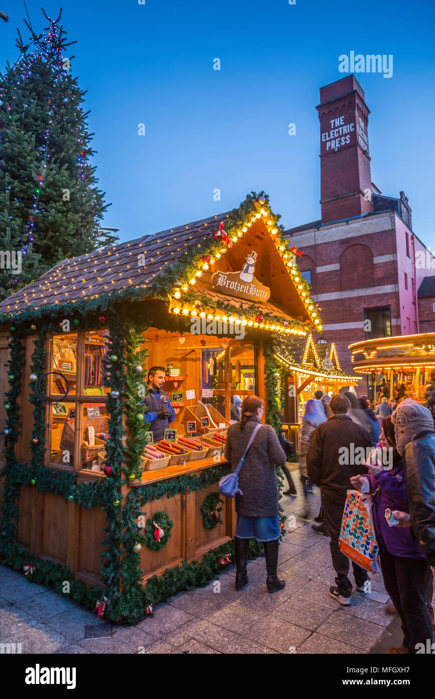 Vista dei visitatori e mercatino di Natale si spegne al Mercato di Natale, Millennium Square, Leeds, Yorkshire, Inghilterra, Regno Unito, Europa Foto Stock