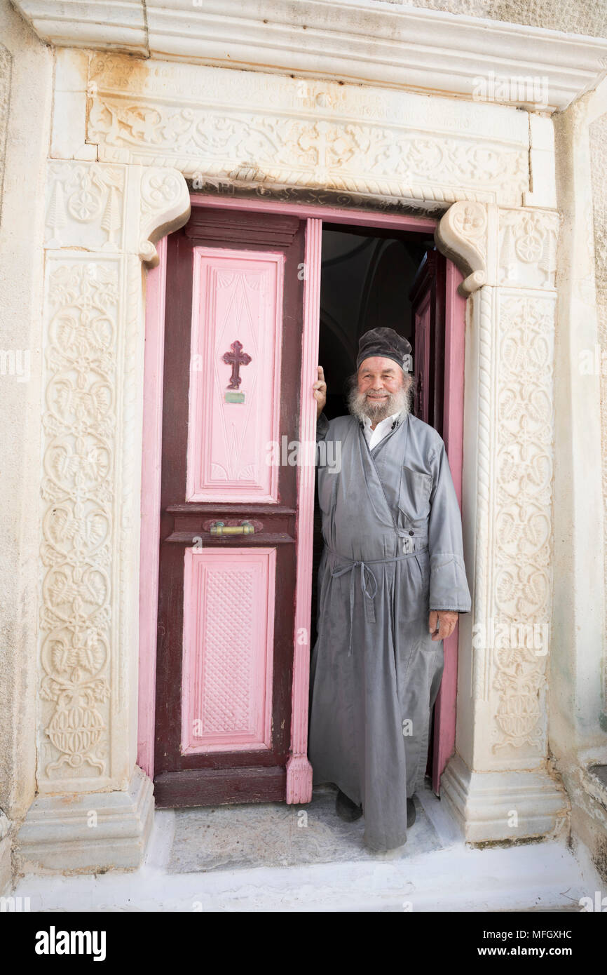 Greco-ortodossi sacerdote nella porta di Moni Taxiarchon Monastero, Serifos, Cicladi, il Mare Egeo e le isole greche, Grecia, Europa Foto Stock