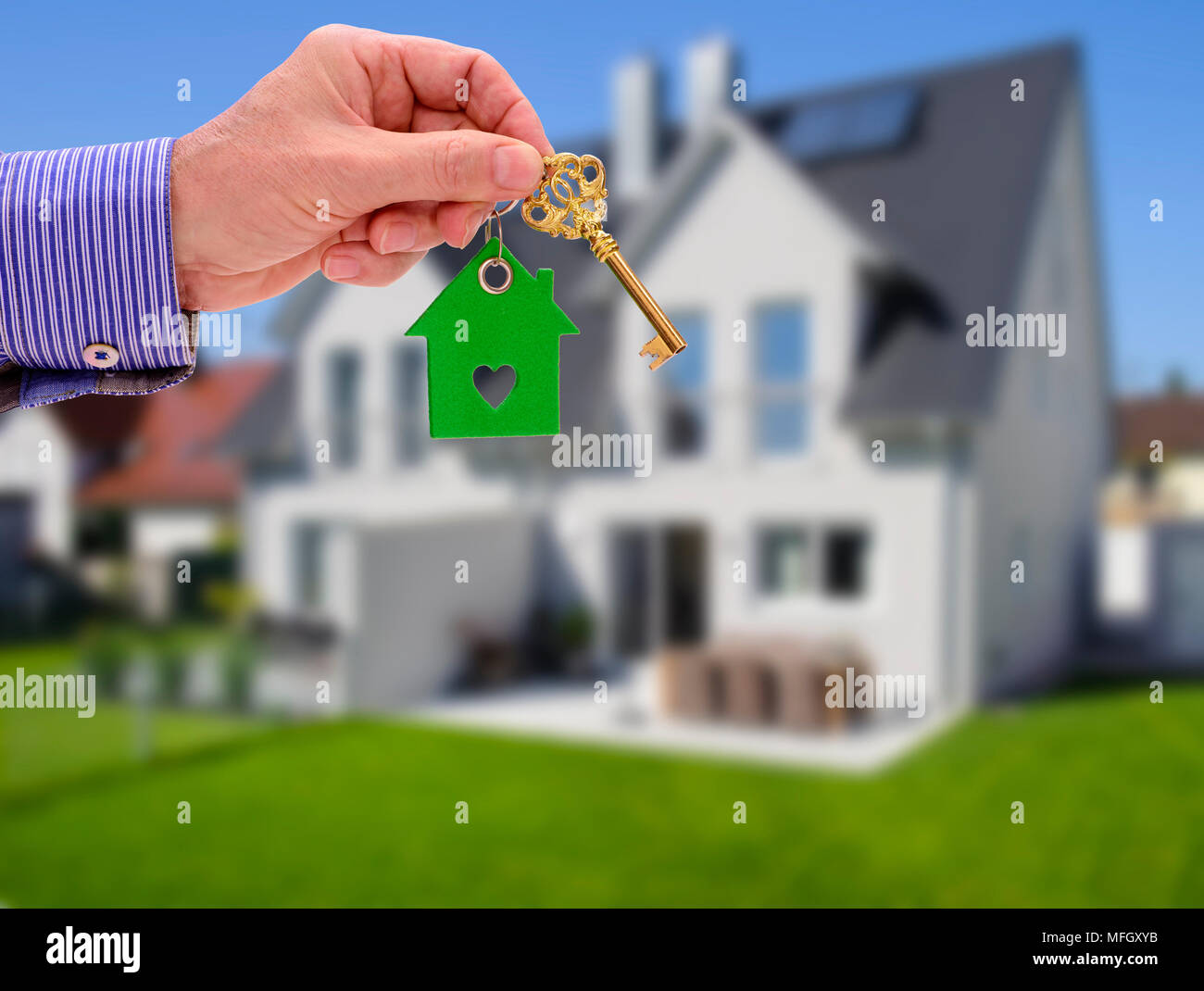 Chiave di casa sulla corona nella mano di agente immobiliare Foto Stock