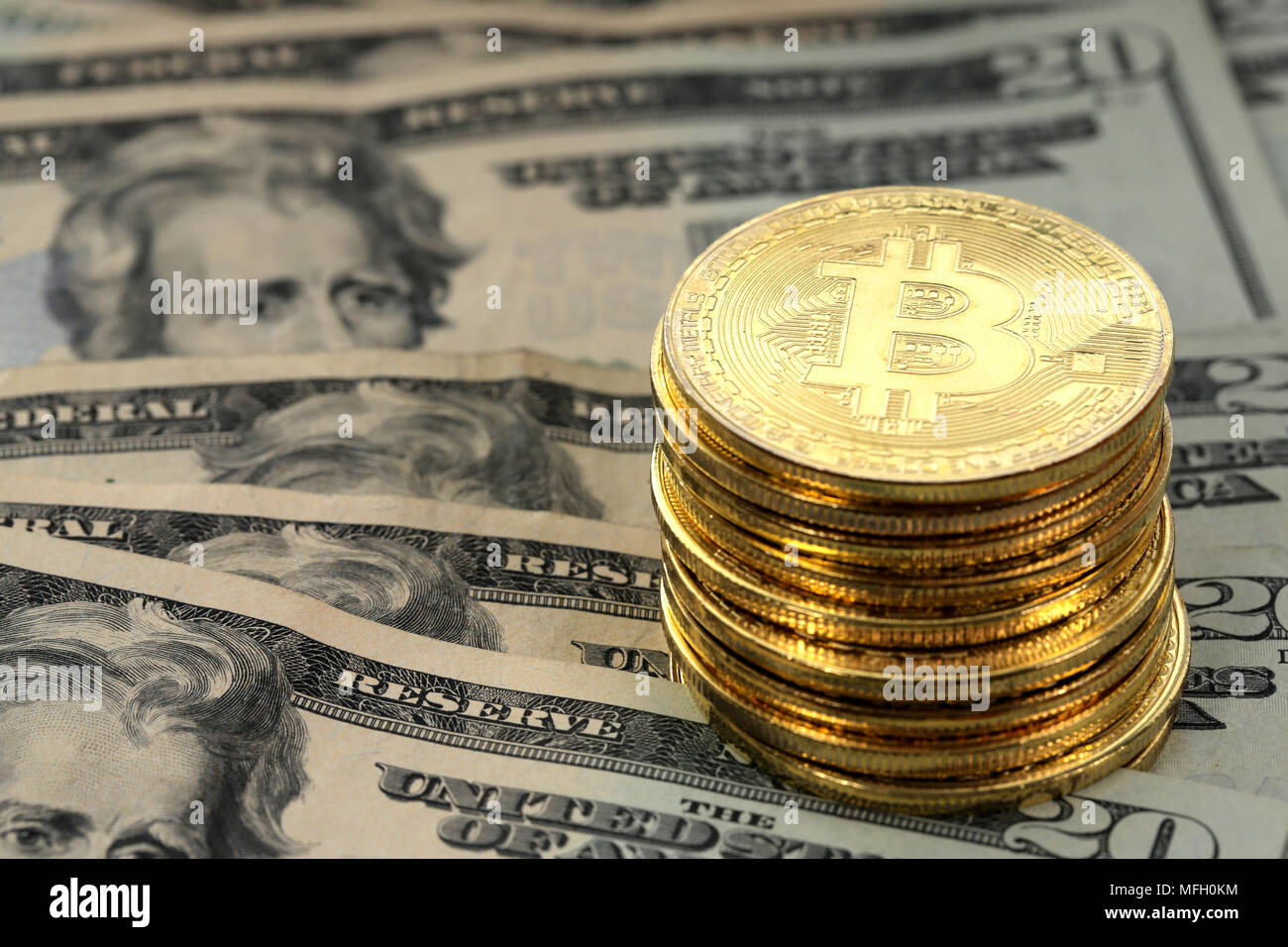 Virtual cryptocurrency denaro Bitcoin monete d oro su degli Stati Uniti Stati Uniti venti dollari ($20) con le facce del Presidente Andrew Jackson. Foto Stock