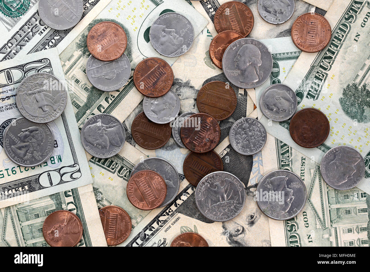 Degli Stati Uniti Stati Uniti venti dollari ($20) con le facce del Presidente Andrew Jackson e noi monete - centesimi. Foto Stock