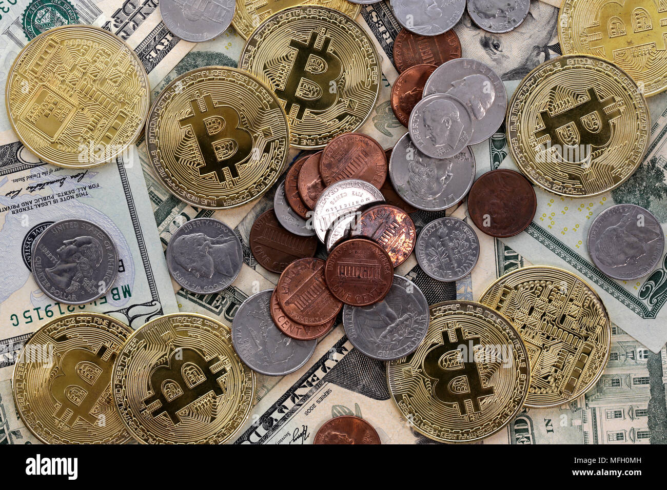 Virtual cryptocurrency denaro Bitcoin dorata sulla moneta degli Stati Uniti Stati Uniti venti dollari ($20) con le facce del Presidente Andrew Jackson e noi le monete Foto Stock