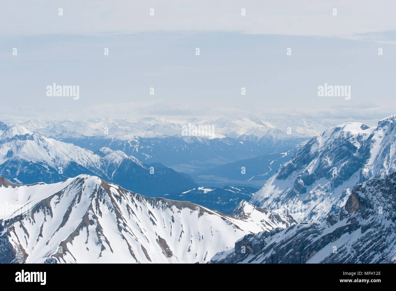 Alpi mountain range visto dal Zugspitze, nelle Alpi Orientali, che forma parte della montagne del Wetterstein,(Tedesco: Wettersteingebirge), Baviera, Germania Foto Stock