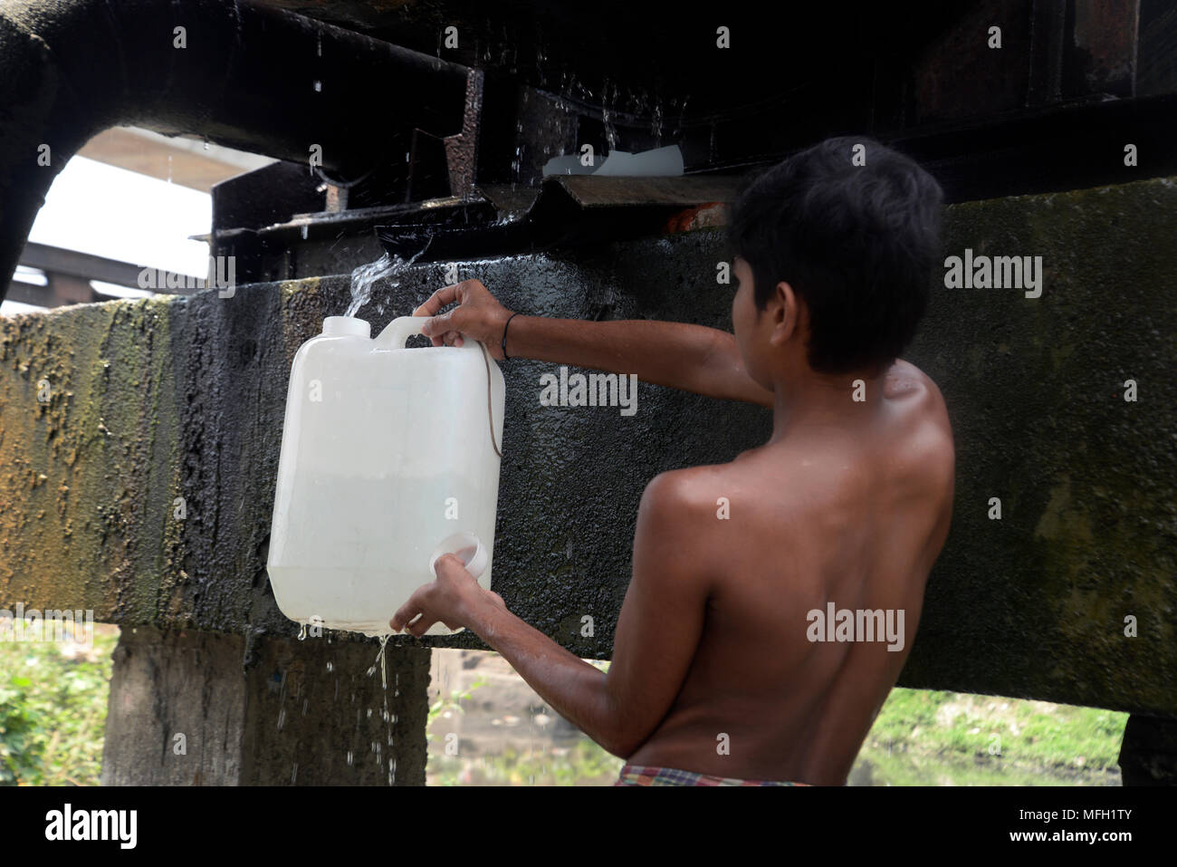 Kolkata, India. Xxv Aprile, 2018. Ragazzo indiano raccogliere acqua dal comune tubo di acqua nelle calde giornate di sole. L'avvento di estate nel Bengala occidentale e in India ha portato onda di calore come le condizioni con l'aumentare della temperatura record nel paese. Credito: Saikat Paolo/Pacific Press/Alamy Live News Foto Stock