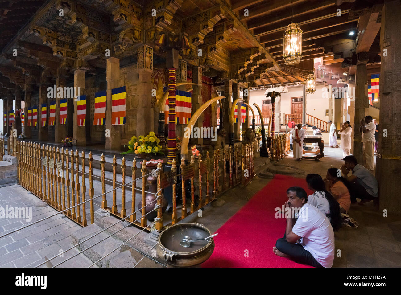 Vista orizzontale del santuario inferiore all'interno del tempio della Sacra Reliquia del Dente di Kandy, Sri Lanka. Foto Stock