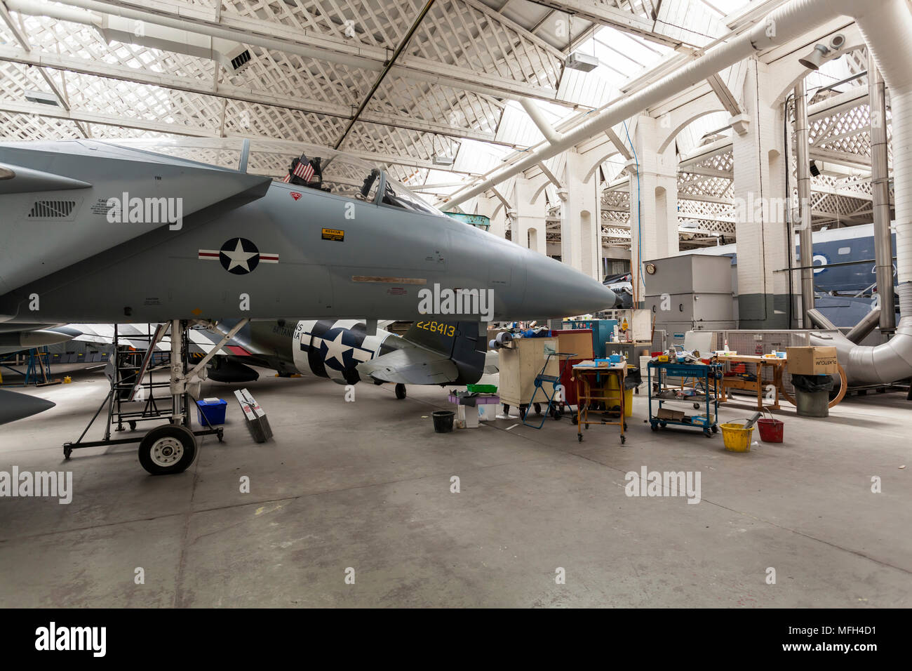 Duxford Air Museum. Inghilterra, Regno Unito. Diversi aeromobili nel museo appendiabiti's workshop per mainenance. Foto Stock