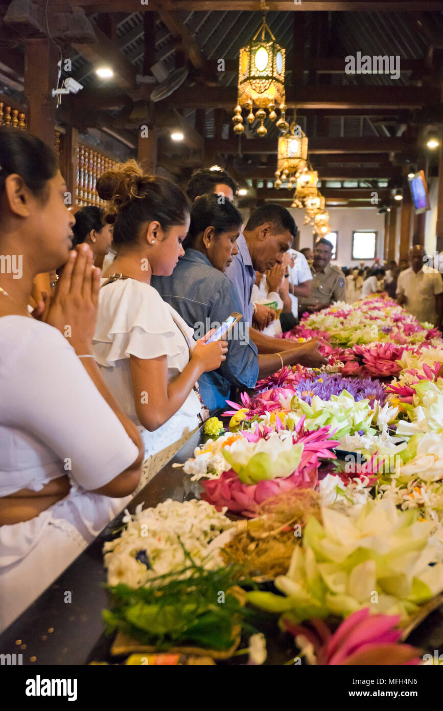 Vista verticale all'interno del tempio della Sacra Reliquia del Dente di Kandy, Sri Lanka. Foto Stock