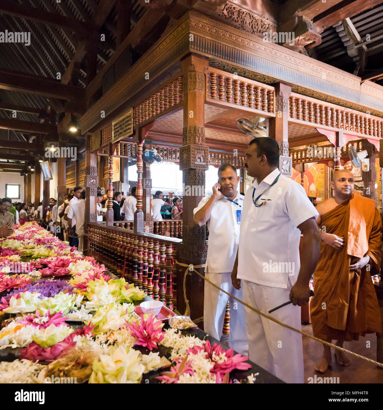 Vista sulla piazza dentro il tempio della Sacra Reliquia del Dente di Kandy, Sri Lanka. Foto Stock