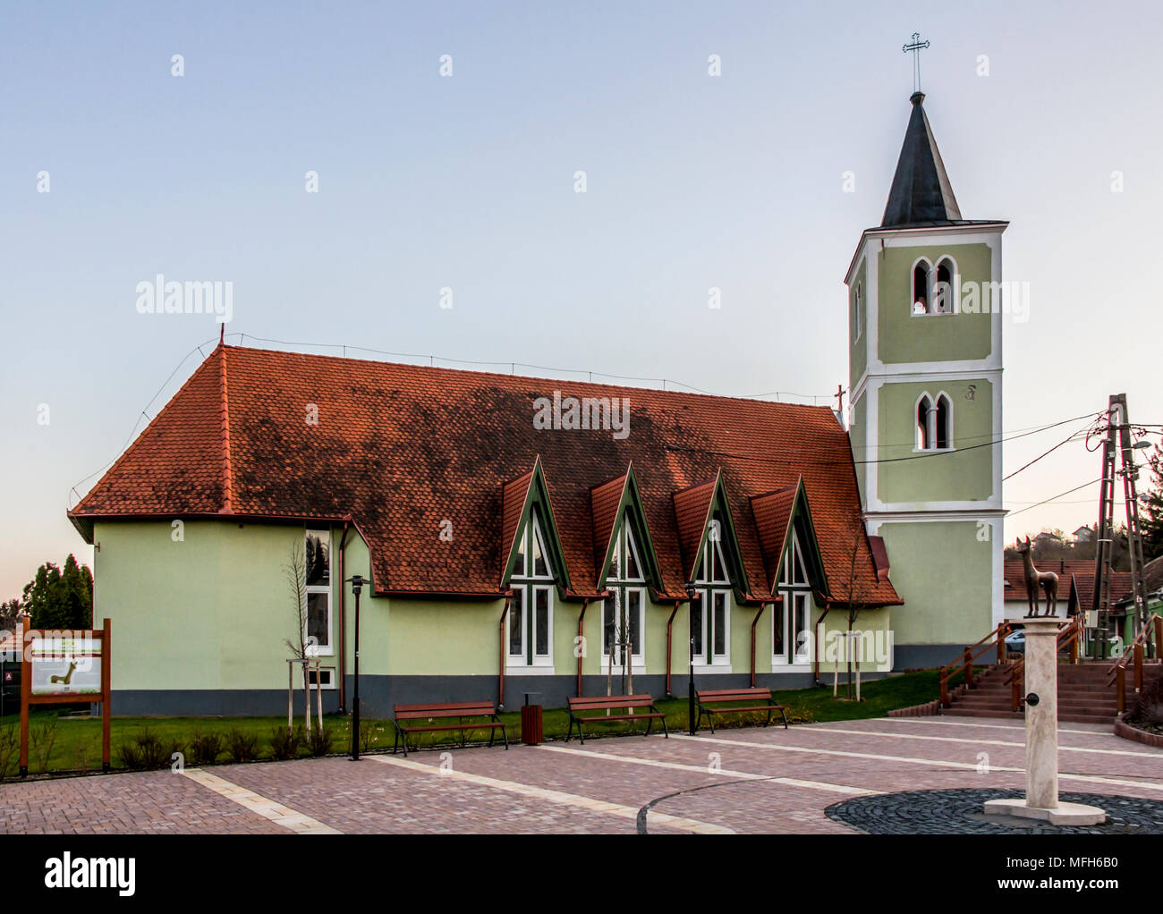 Un'attrazione locale: la chiesa del Cuore di Gesù, moderna navata e campanile vecchio, Heviz, villaggio Egregy, Ungheria Foto Stock