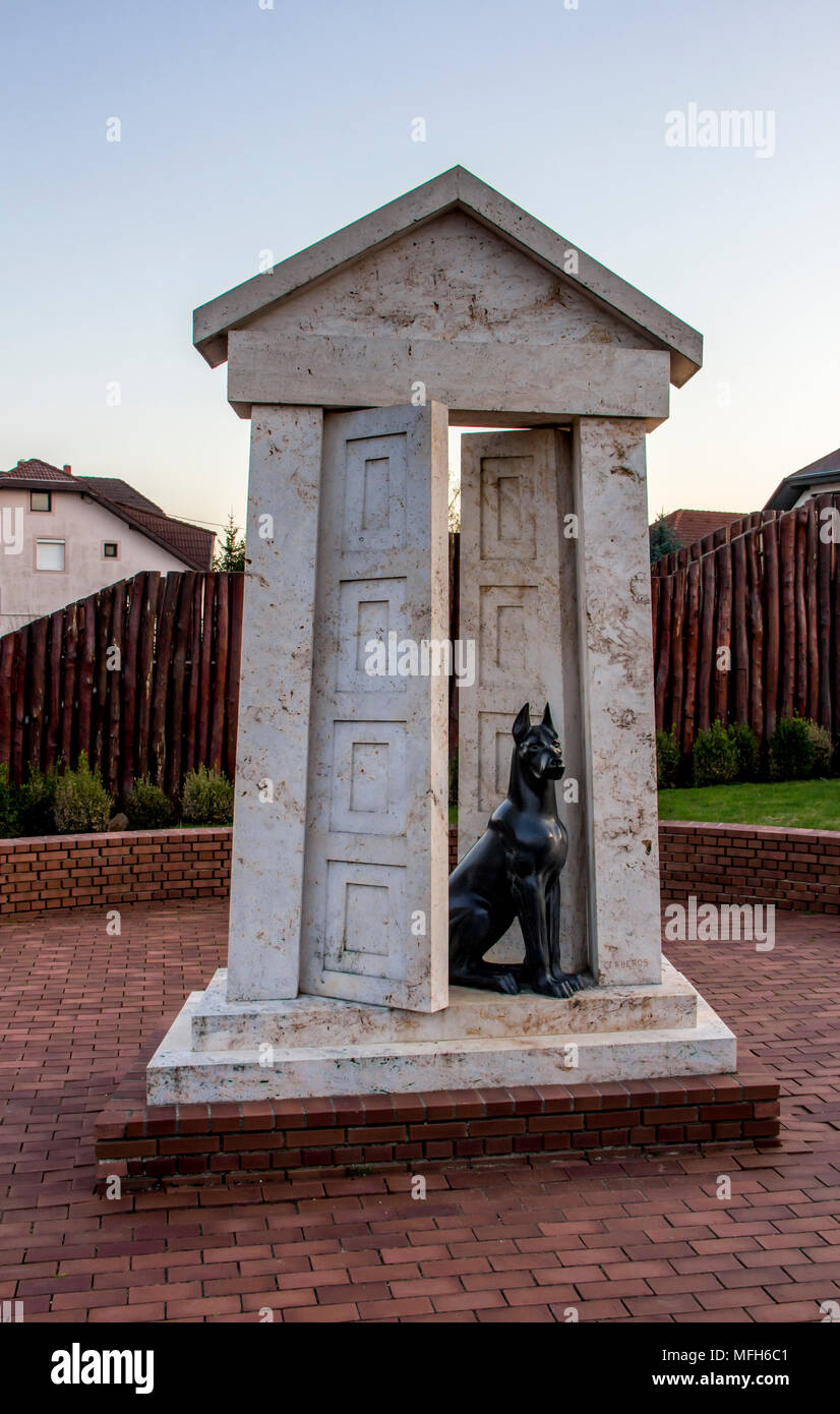 Un'attrazione locale: la statua della tomba di un soldato romano del musiem degli insediamenti romani nella regione, Heviz, villaggio Egregy, Ungheria Foto Stock