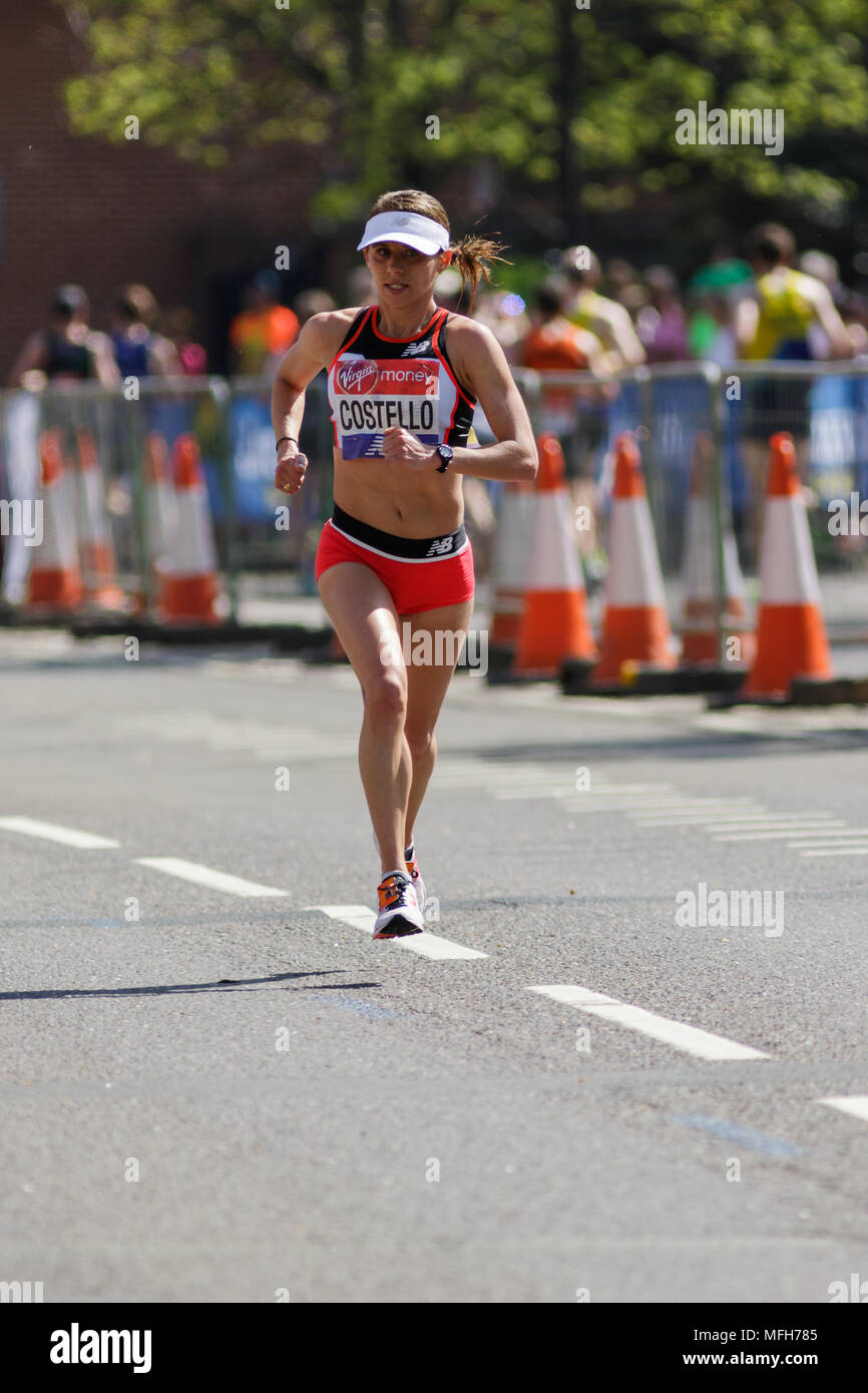 Liz Costello dagli Stati Uniti durante la Vergine denaro maratona di Londra 2018. Immagine catturata sull'autostrada, Londra E1W. Foto Stock