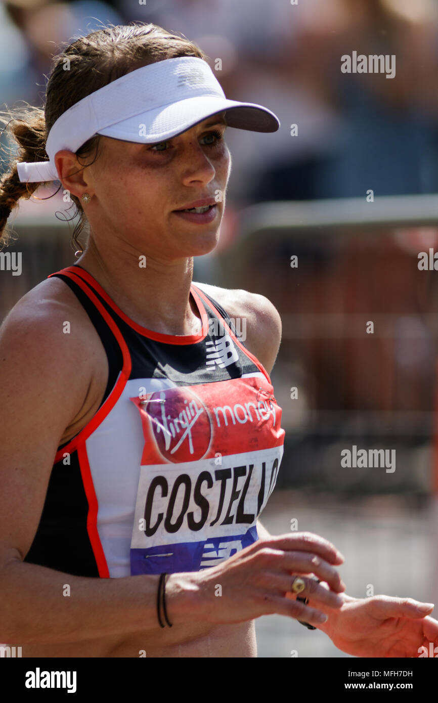 Liz Costello dagli Stati Uniti durante la Vergine denaro maratona di Londra 2018. Immagine catturata sull'autostrada, Londra E1W. Foto Stock