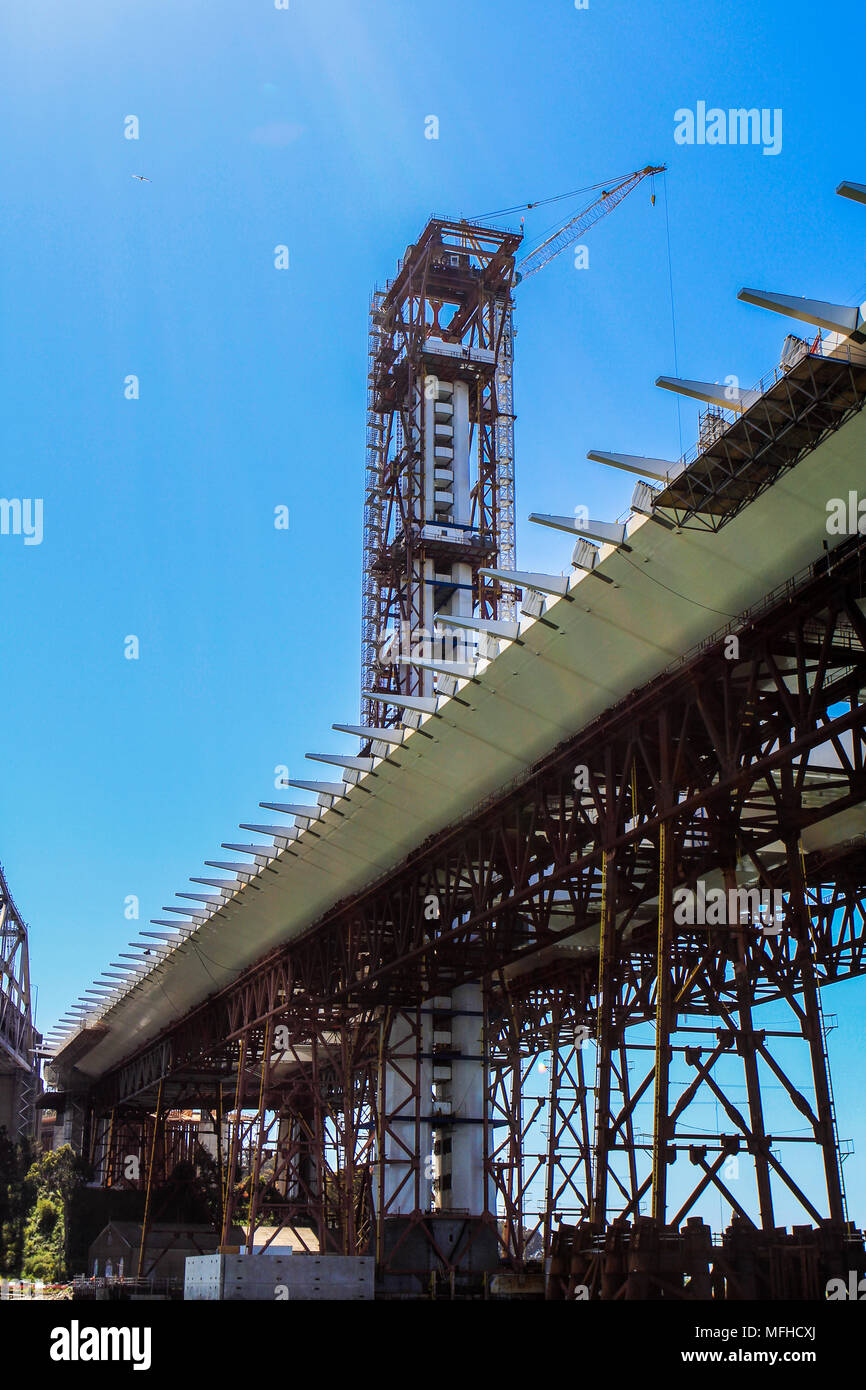 Costruzione di auto-sospensione ancorati span torre sulla San Francisco-Oakland ponte in California Foto Stock