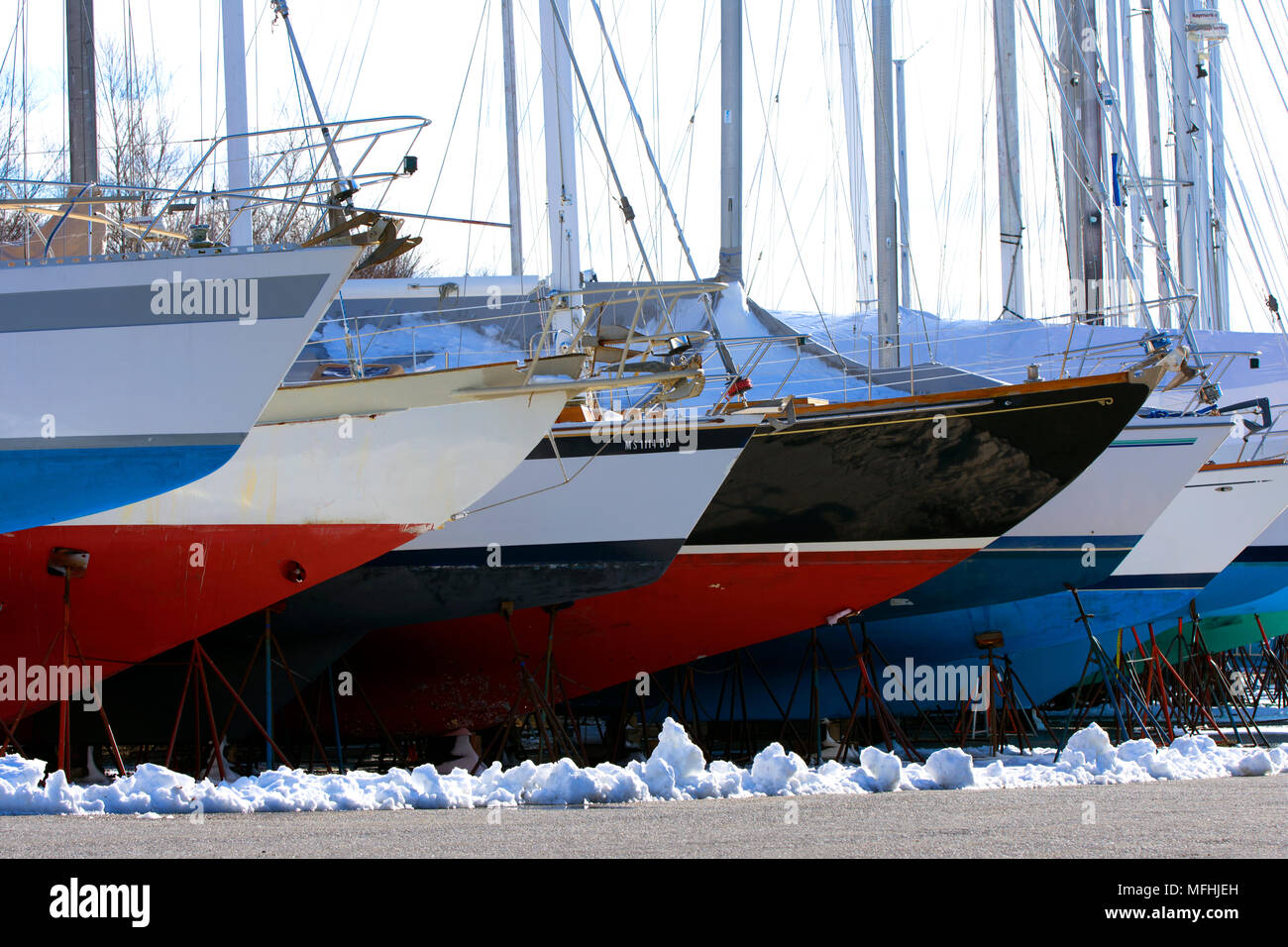 Inverno di riposo. Barche a vela a Cape Cod marina in attesa di primavera, Sandwich, Massachusetts, STATI UNITI D'AMERICA Foto Stock