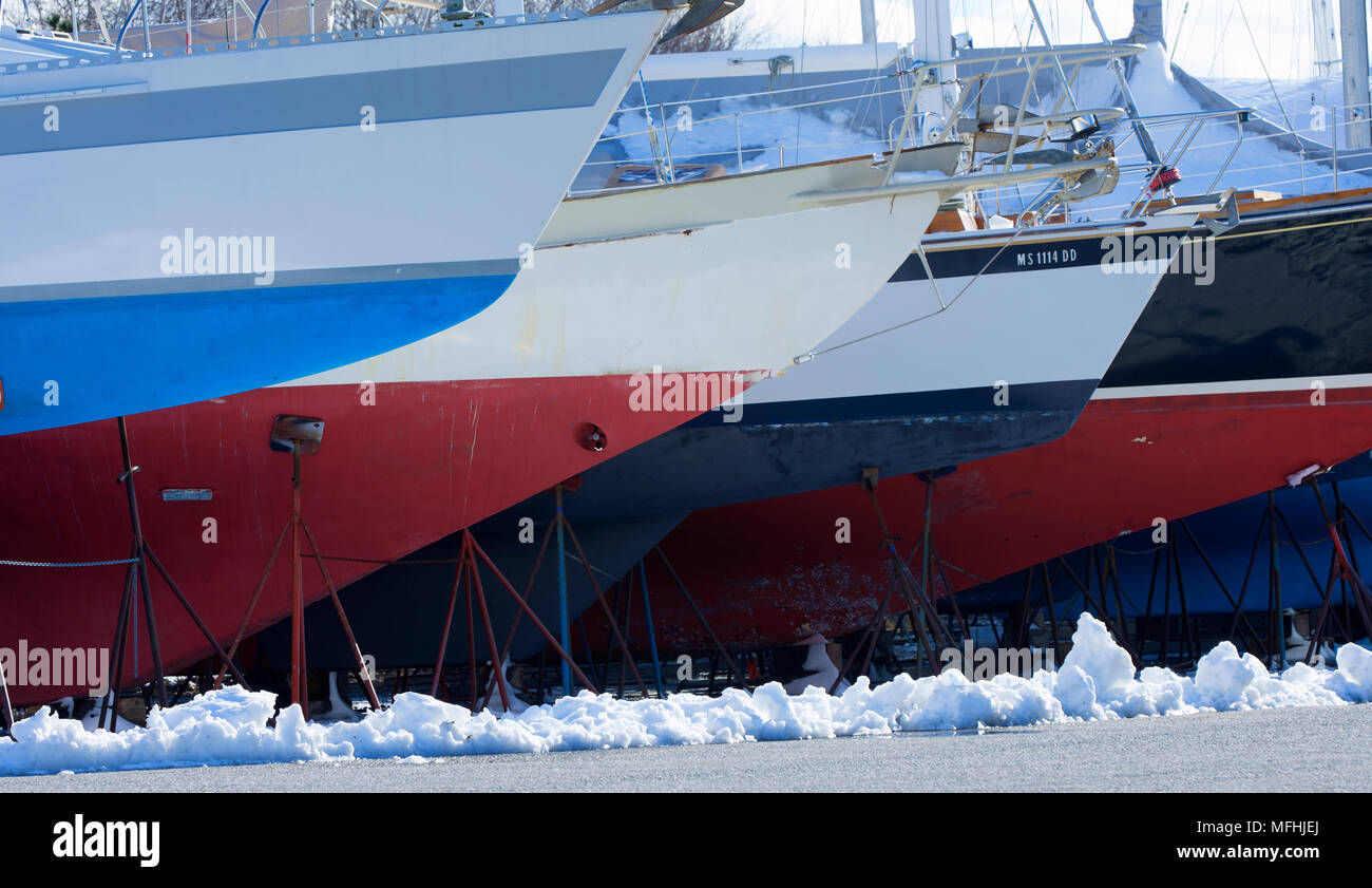 Inverno di riposo. Barche a vela a Cape Cod marina in attesa di primavera, Sandwich, Massachusetts, STATI UNITI D'AMERICA Foto Stock