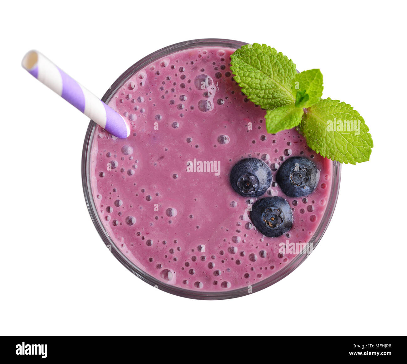 Bicchiere di mirtillo frullato o smoothie con cannuccia e foglie di menta isolati su sfondo bianco, vista dall'alto Foto Stock