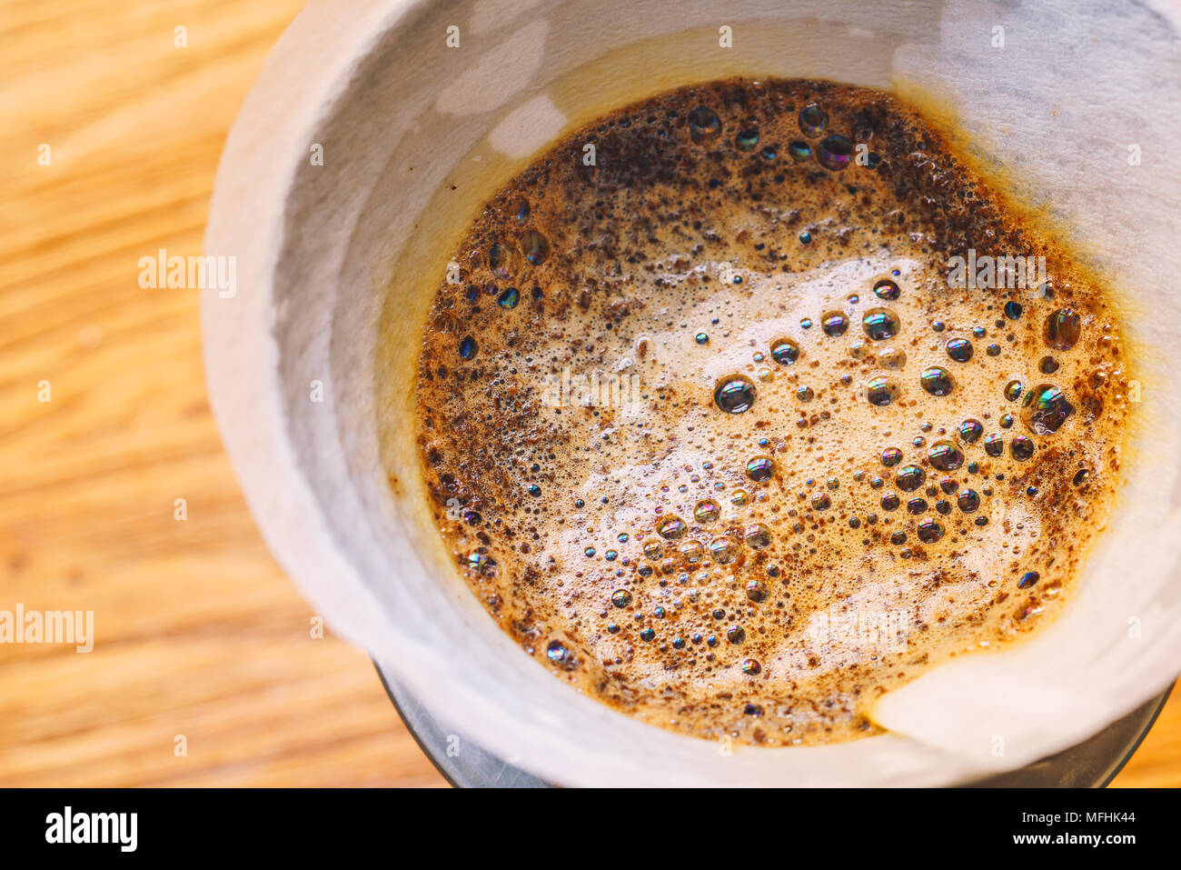 La produzione di birra di gocciolamento caffè filtrato Foto Stock