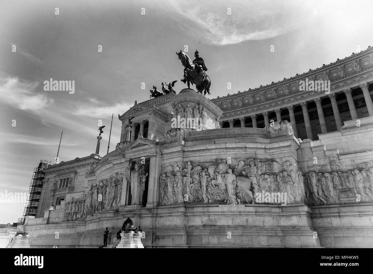 Parte dell'Altare della Patria, costruita in onore di Victor Emmanuel in bianco e nero, il primo re di una Italia unificata, situato a Roma, Italia Foto Stock